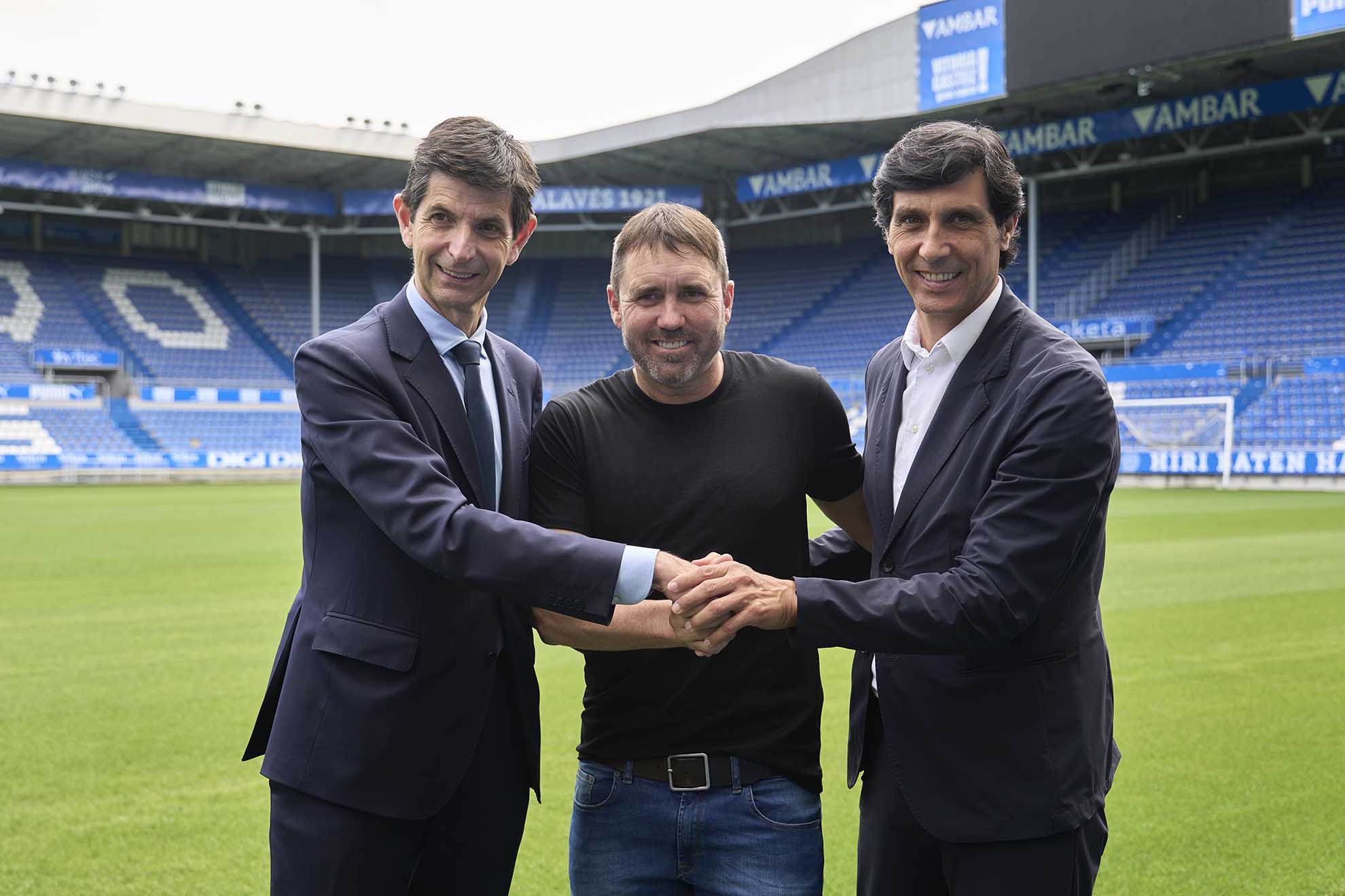 Fernández de Trocóniz junto al técnico Eduardo Coudet y el director deportivo, Sergio Fernández