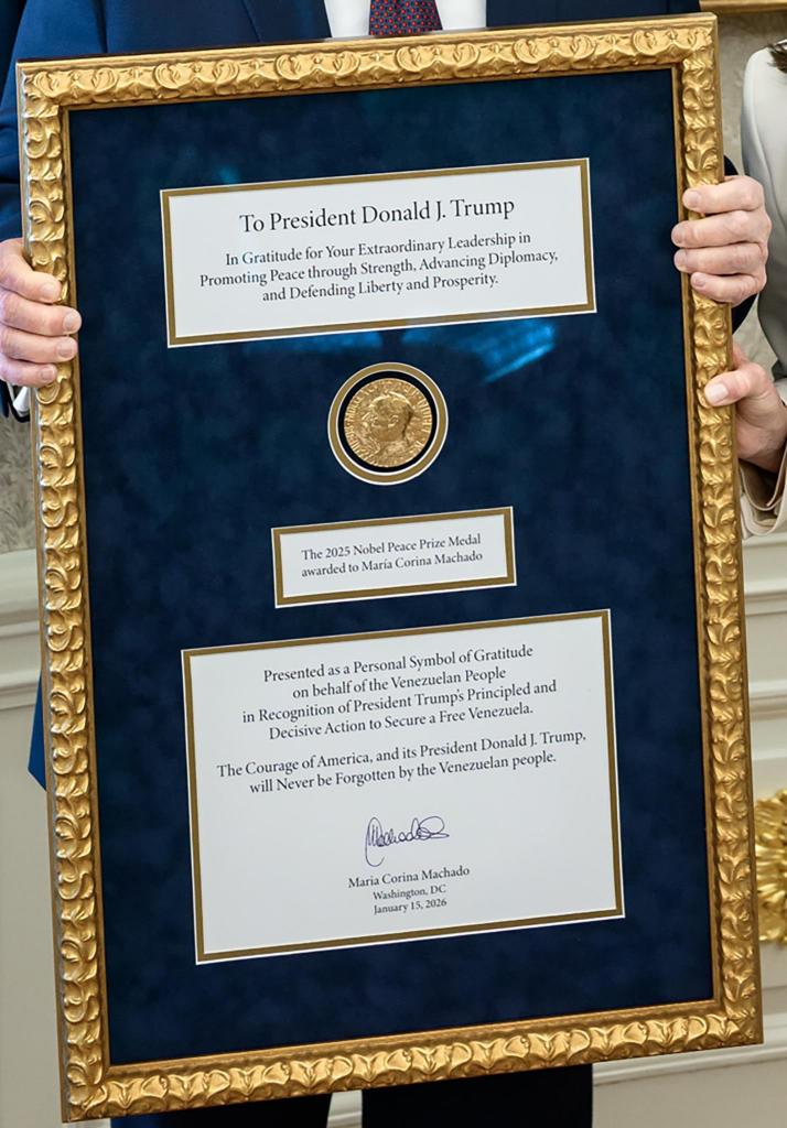La medalla del Nobel de la Paz enmarcada en un cuadro.