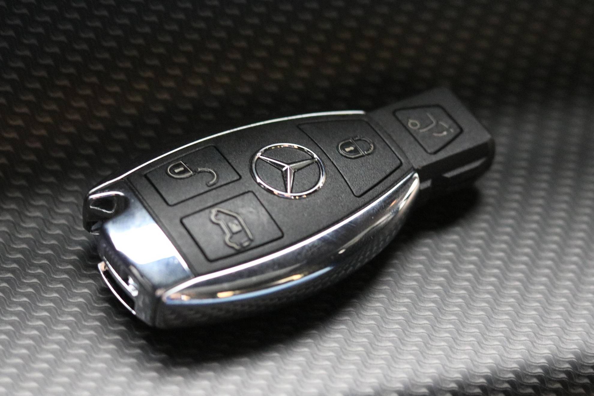 Mando de un Mercedes.