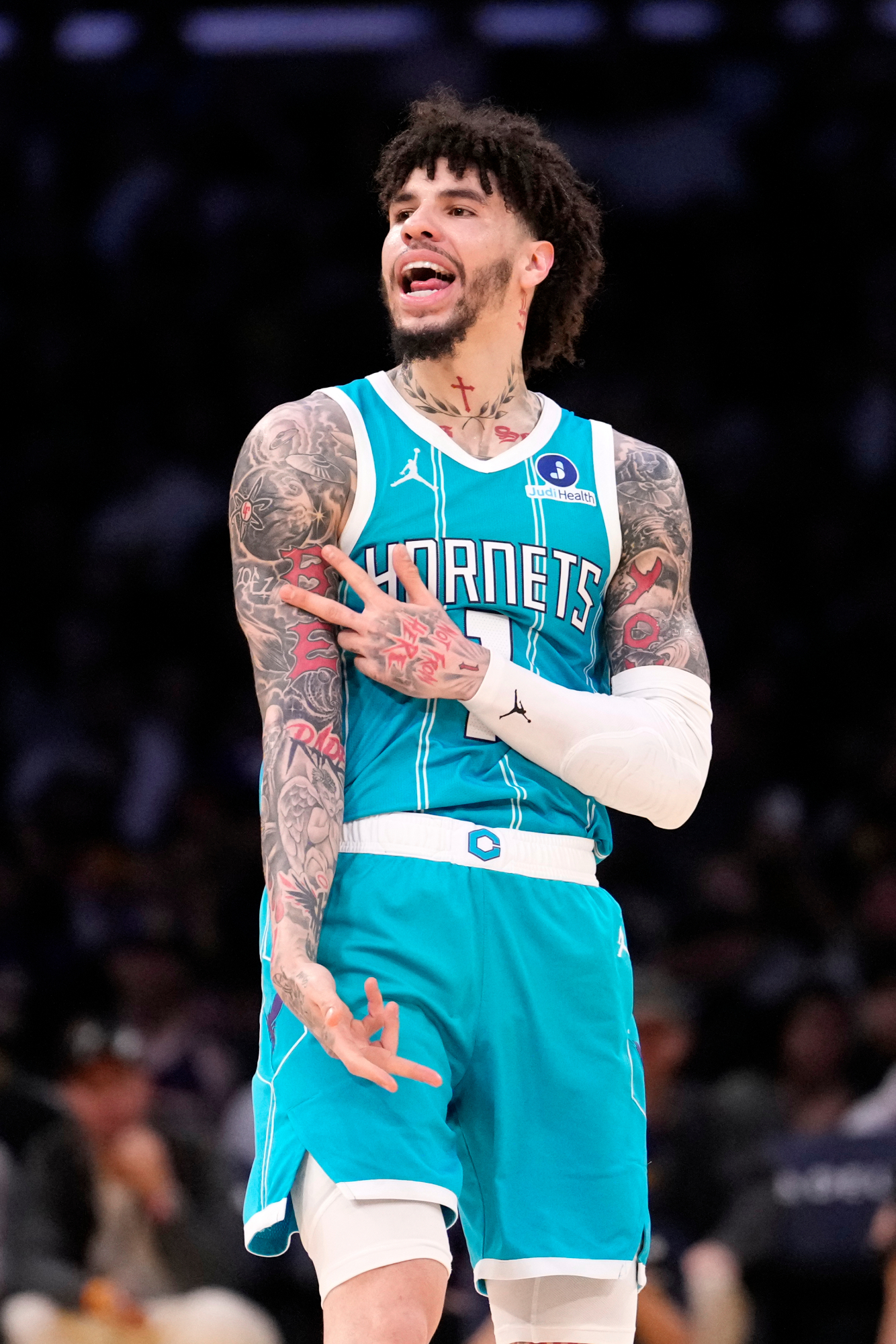 LaMelo Ball cosió a los Lakers un triples para decidir el triunfo de sus Hornets