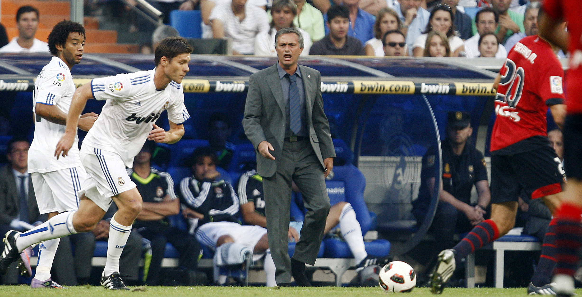 Mourinho, detrás de Xabi Alonso, en su primer partido liguero en el Bernabéu.