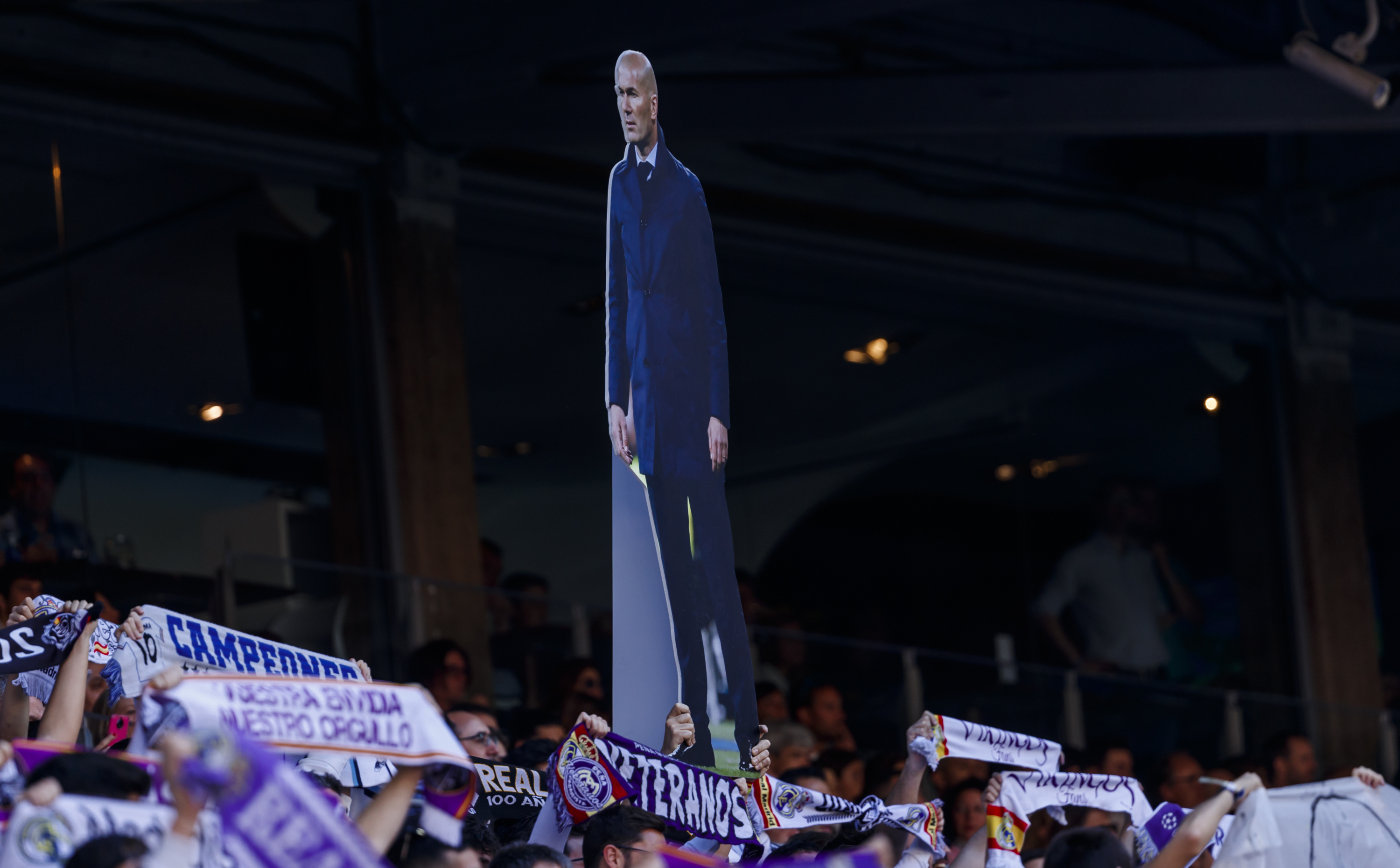 La afición exhibe una silueta de Zidane en su reestreno en el Bernabéu. 