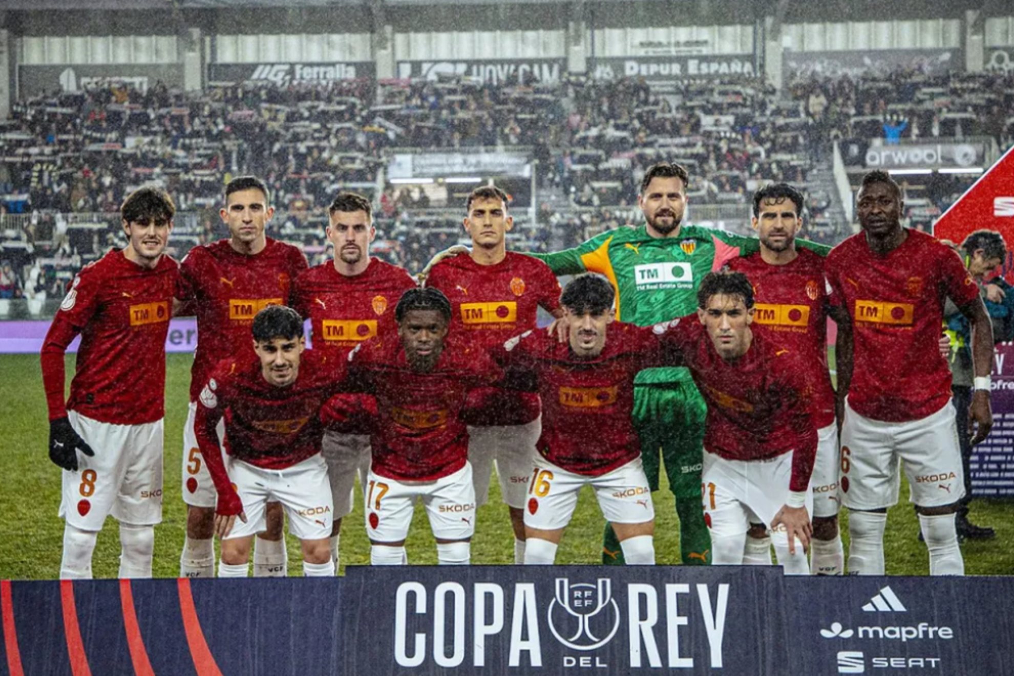 Once titular del Valencia en Burgos, con Sadiq a la derecha, de pie.