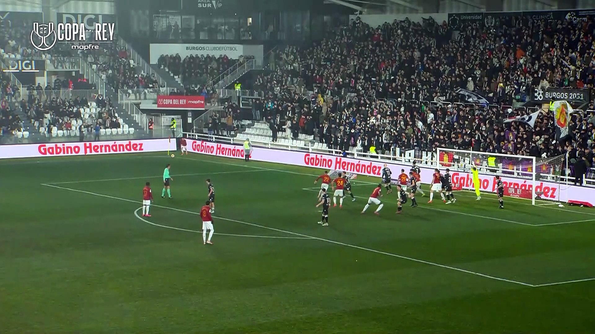 A la salida de un córner con un buen remate de cabeza en escorzo en el primer palo