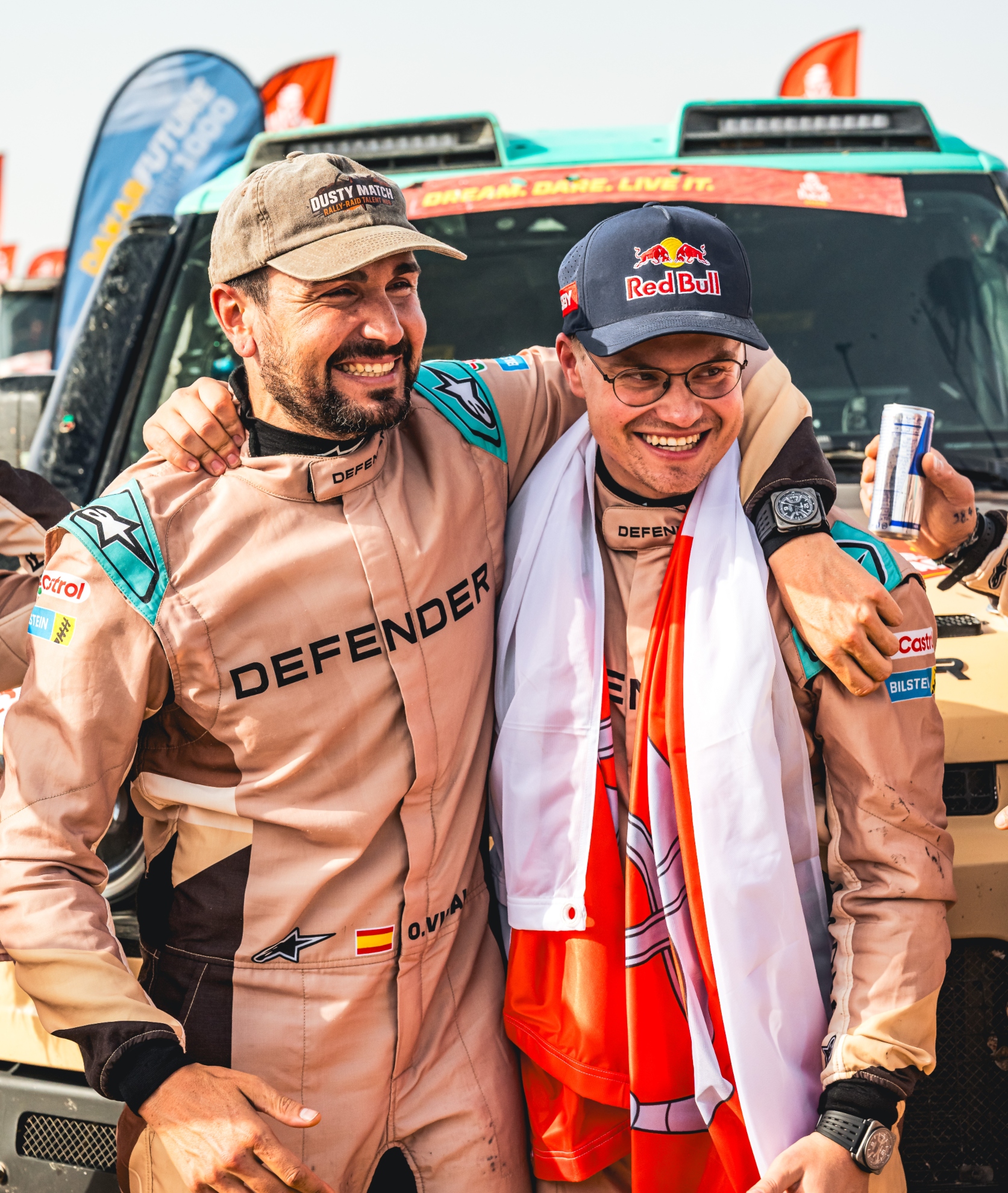 Oriol Vidal (izquierda) y Baciuska, celebrando hoy la victoria en el Dakar
