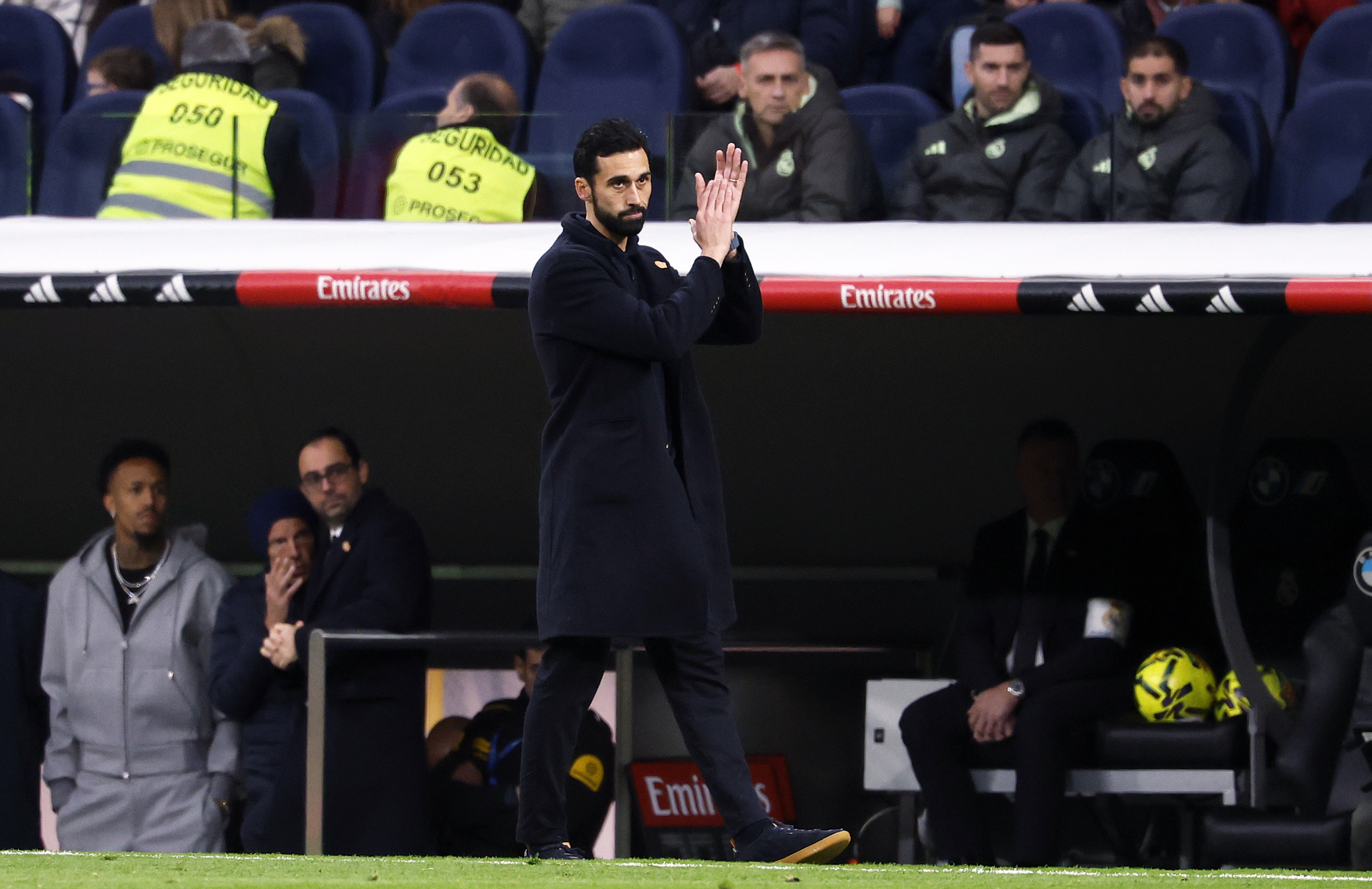 Arbeloa agradece los canticos del fondo sur coreando su nombre