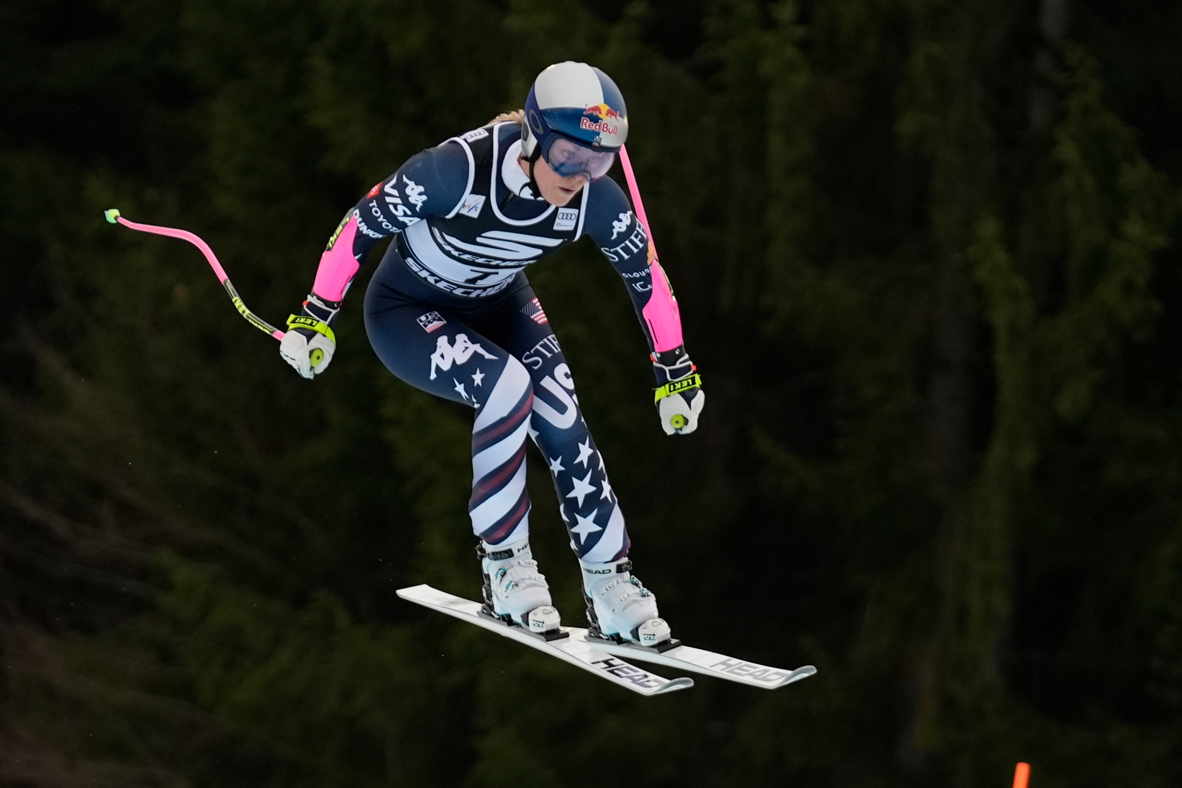 Lindsey Vonn, en un salro de la bajada.