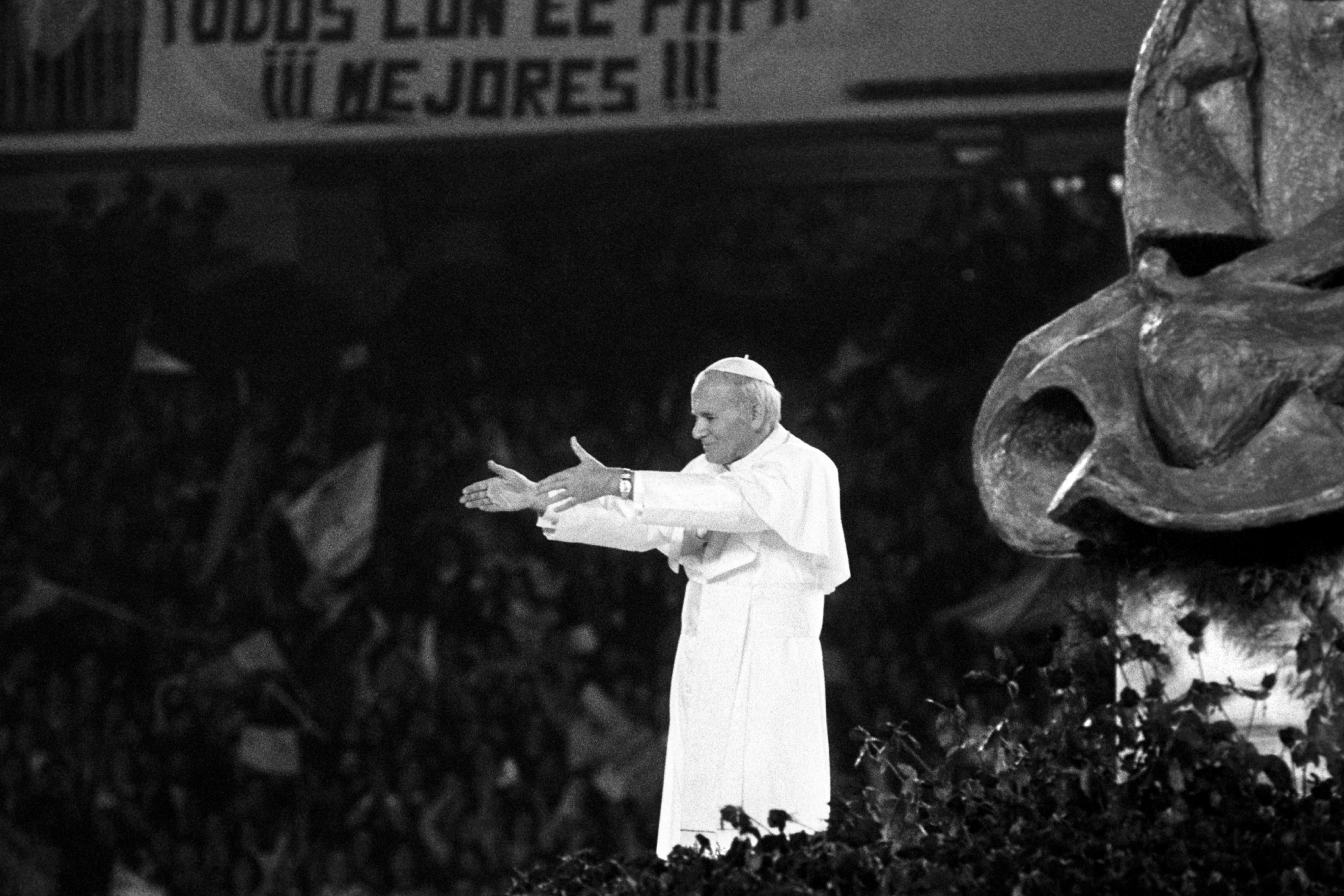El Papa Juan Pablo II  responde a las aclamaciones y vitores que le brindan los miles de personas que se han congregado en el  estadio Santiago Bernabeu, para asistir al encuentro de su Santidad con los jóvenes. EFE