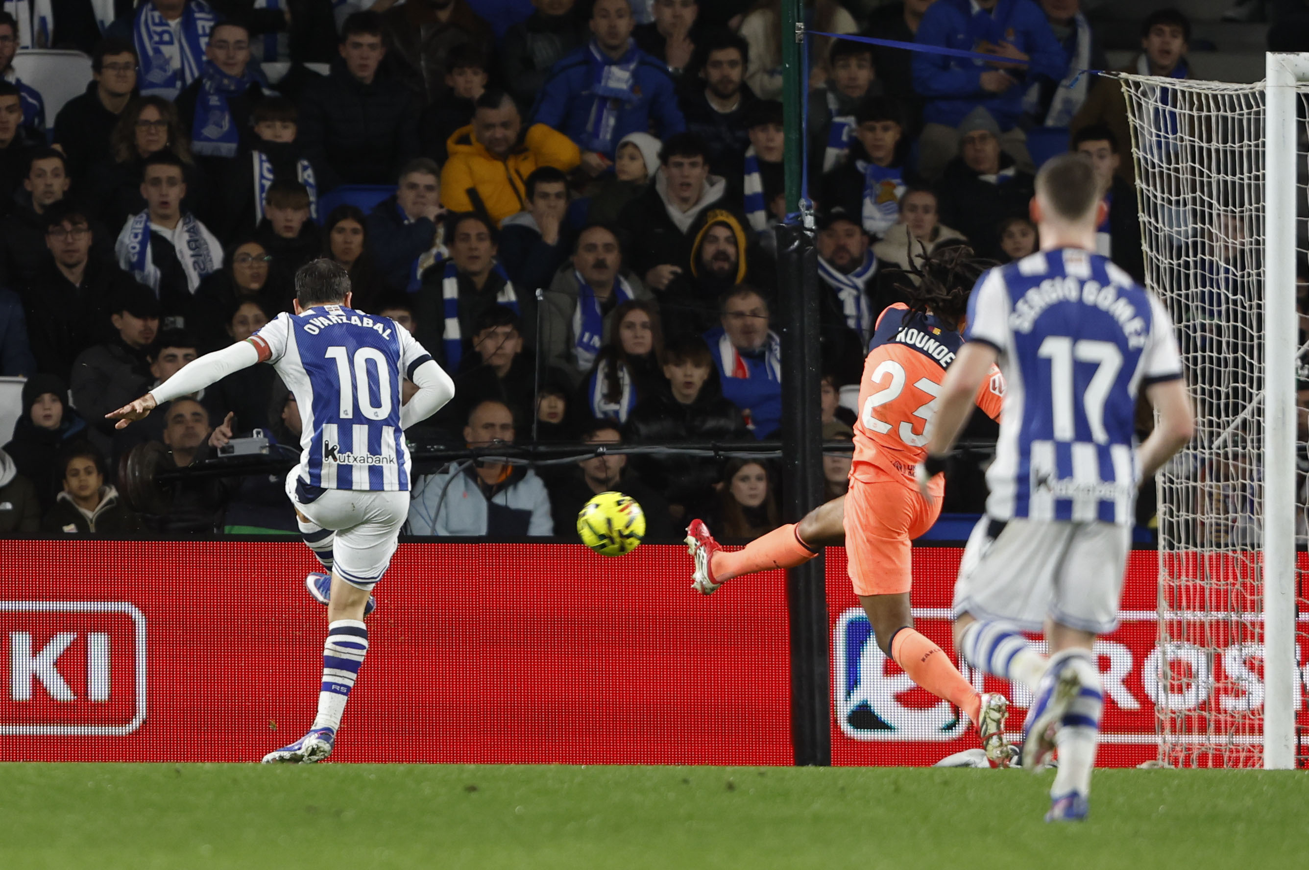 Momento en el que Oyarzabal marca el primer gol.