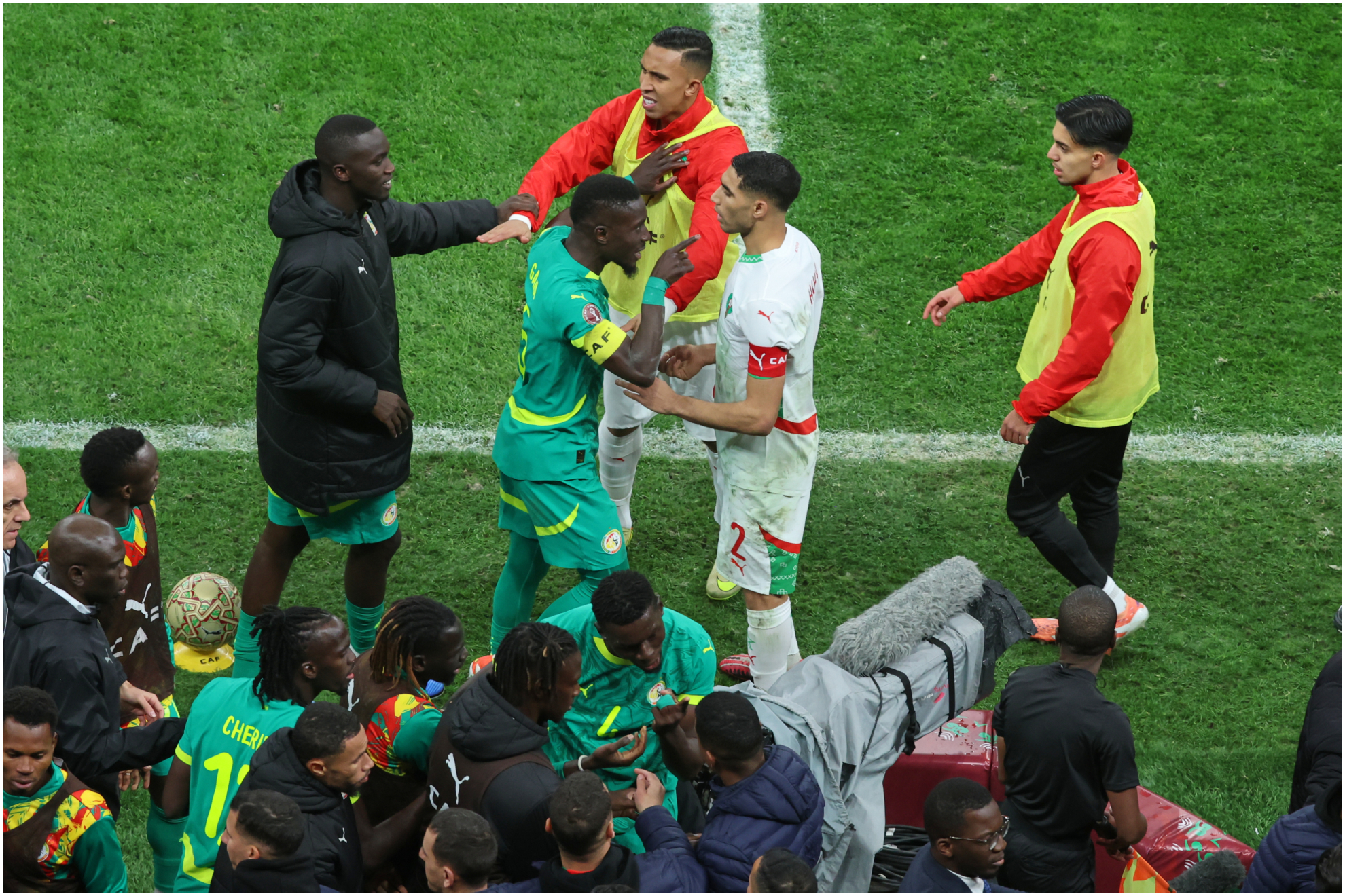 Los senegaleses discuten con Hakimi tras el penalti señalado.