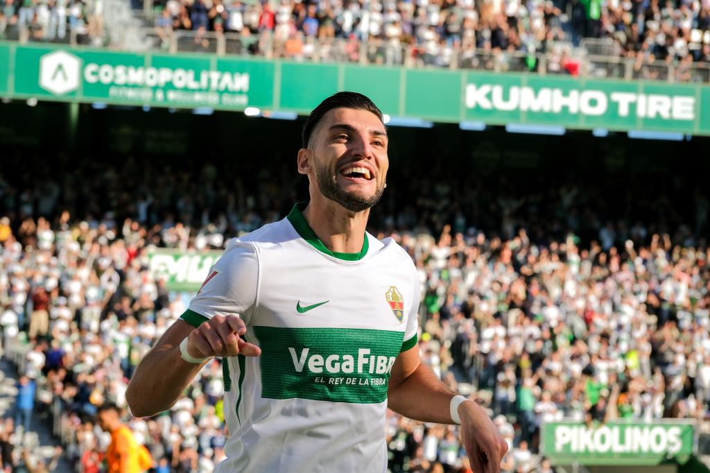 Rafa Mir celebra un gol en el Martínez Valero