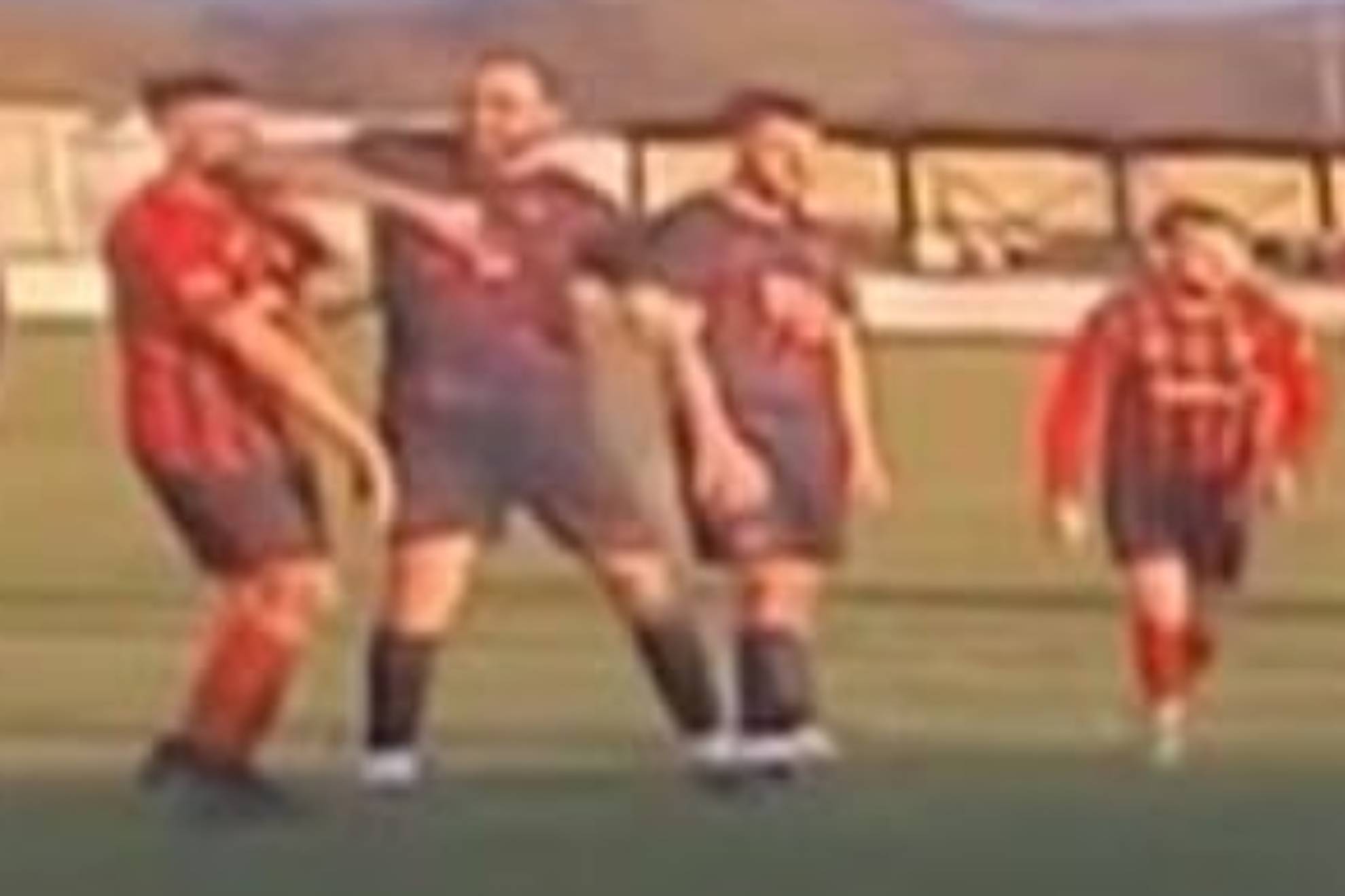 La Policía detiene a un futbolista del Trearddur Bay por darle un codazo a un rival en la mandíbula