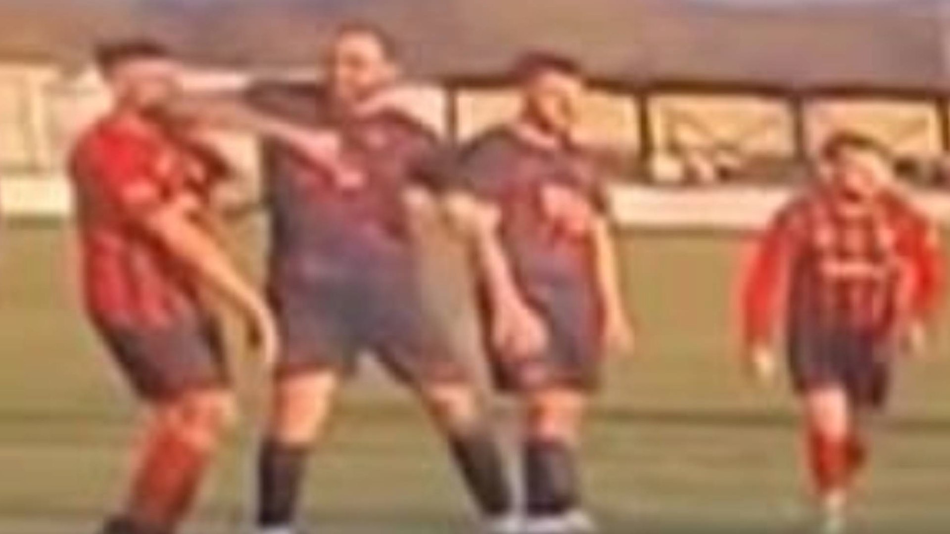 El futbolista Tom Taylor (Trearddur Bay) le pegó un codazo en la mandíbula a un jugador del Porthmadog en la Liga Ardal North West de Gales.