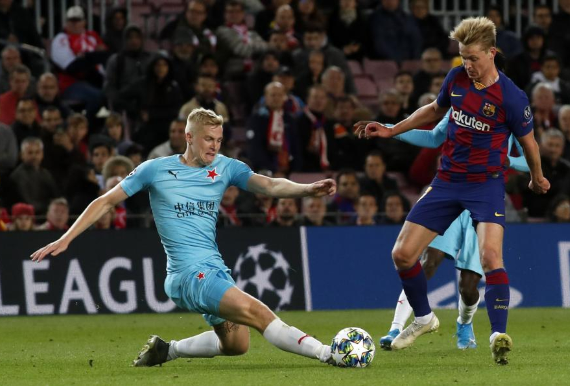 De Jong, durante el partido contra el Slavia de Praga en el Camp Nou en 2019.