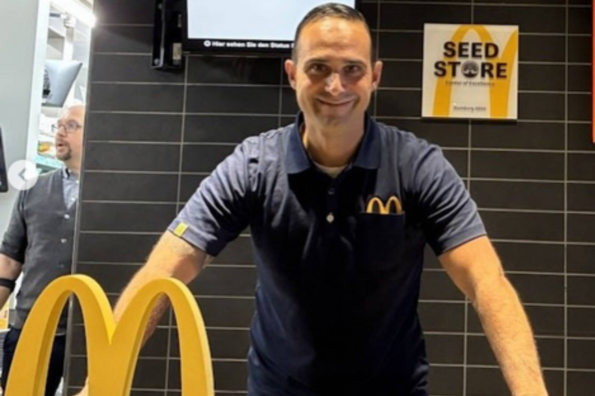 La nueva vida de Alexander Nouri: fue el técnico de moda de la Bundesliga y ahora trabaja en dos McDonald's