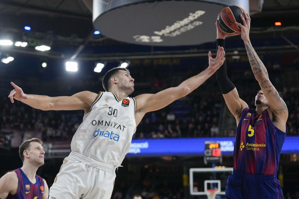 Miles Norris lanza ante Filip Petrušev.