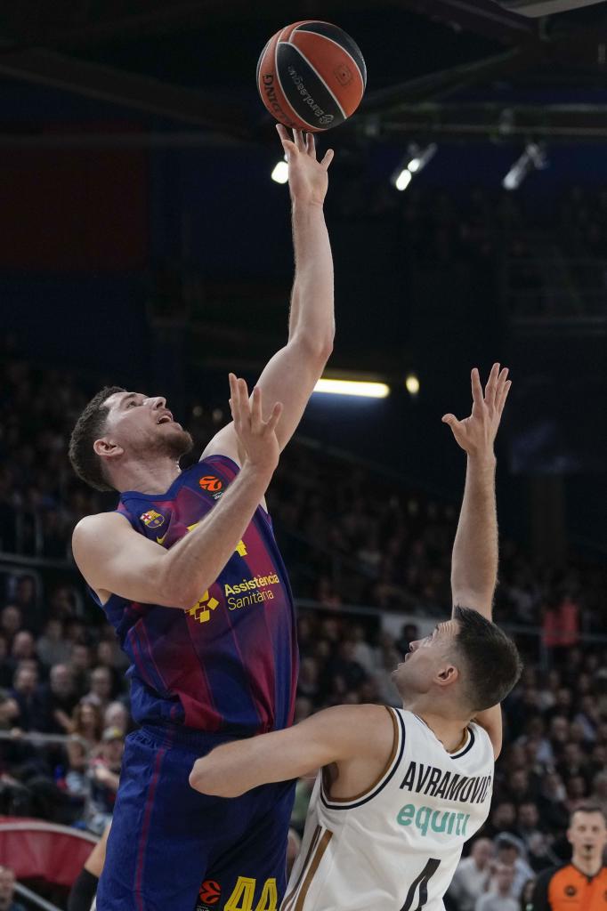 Joel Parra frente a Aleksa Avramović.