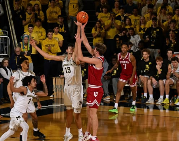 España levanta un muro de 2,31 en la NCAA: Aday Mara se aúpa al Top 9 de mejores taponadores