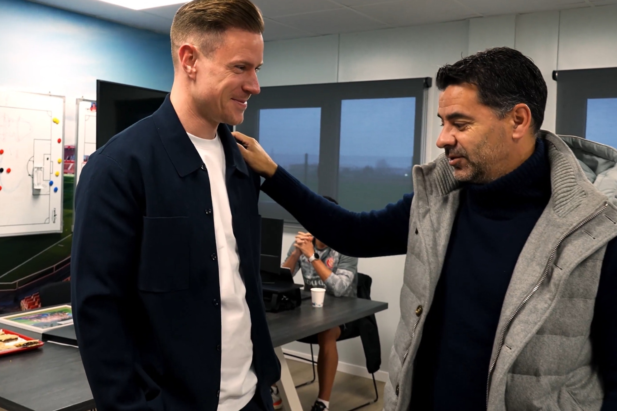 Ter Stegen charla con Míchel a su llegada al Girona.
