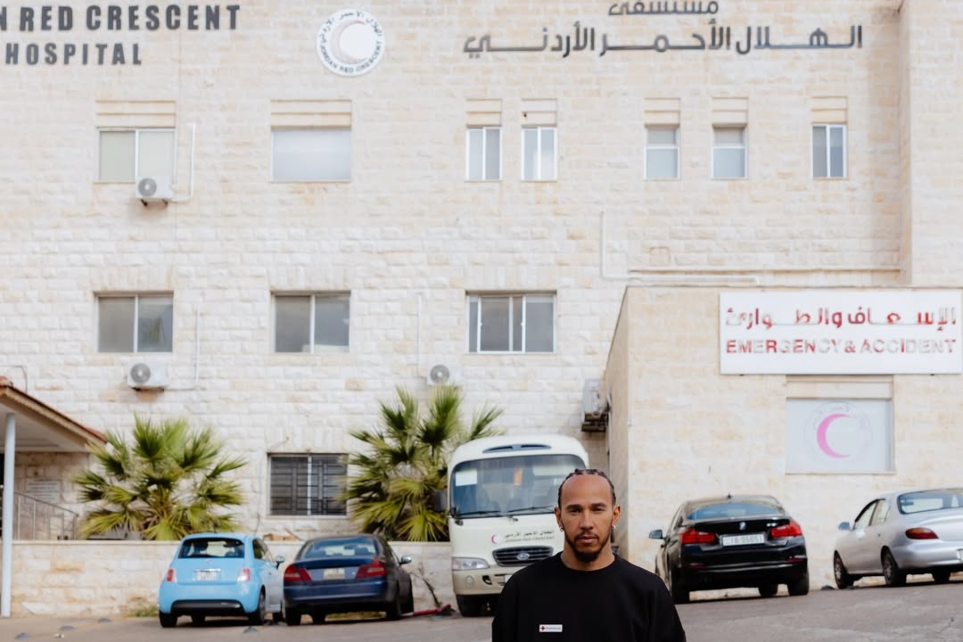 Lewis Hamilton, delante del hospital en Jordania.