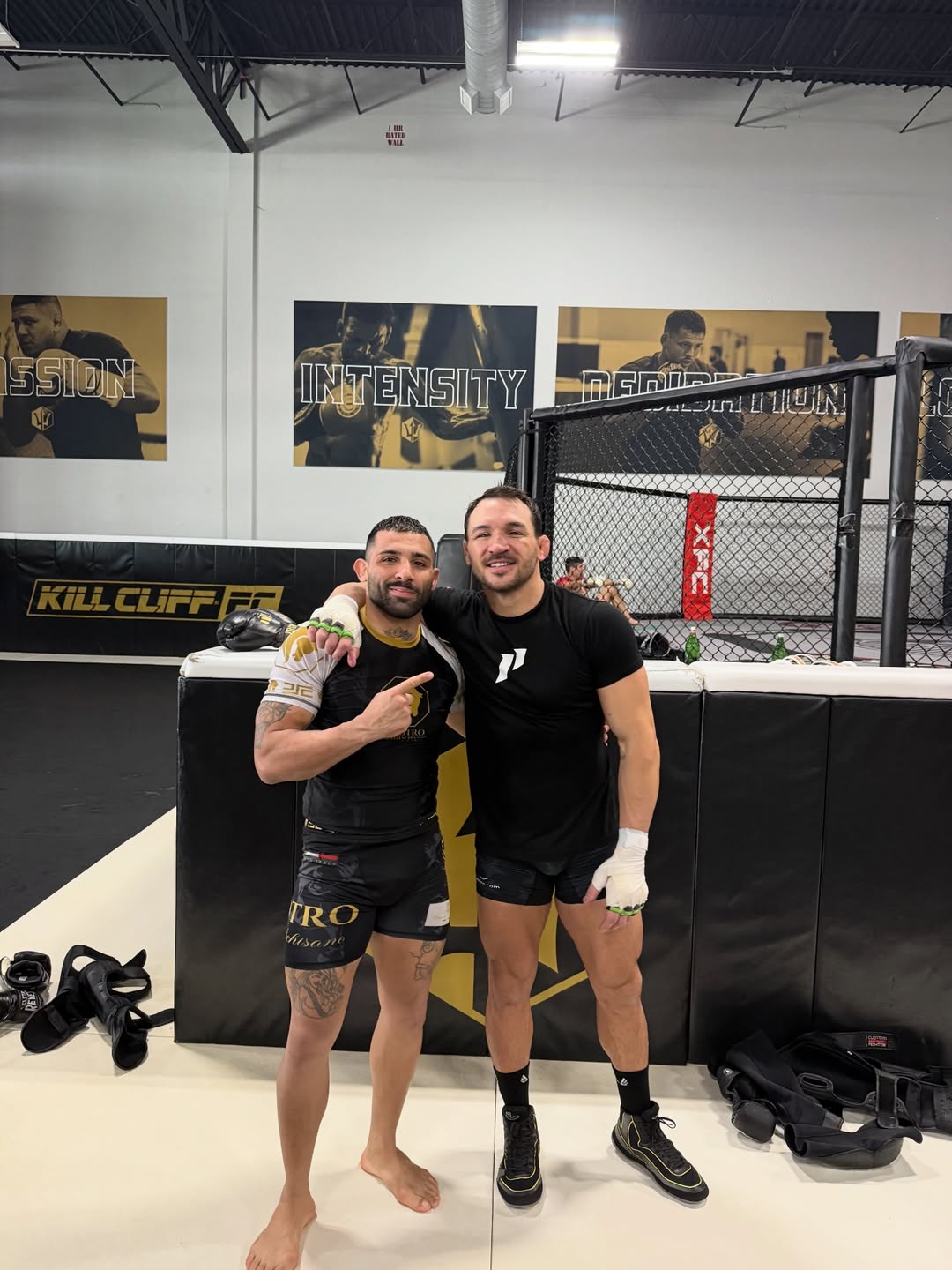 Ernesto Schisano, con Michael Chandler en el Kill Cliff estadounidense.