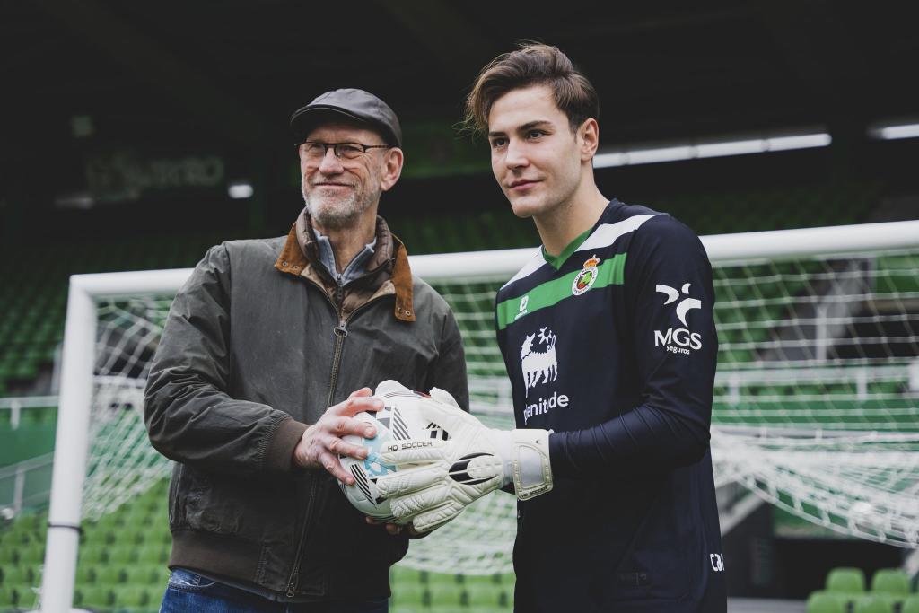 El portero Simon Eriksson fue presentado por su compatriota Mats Olsson, histórico meta sueco que triunfó en el Teka de balonmano.