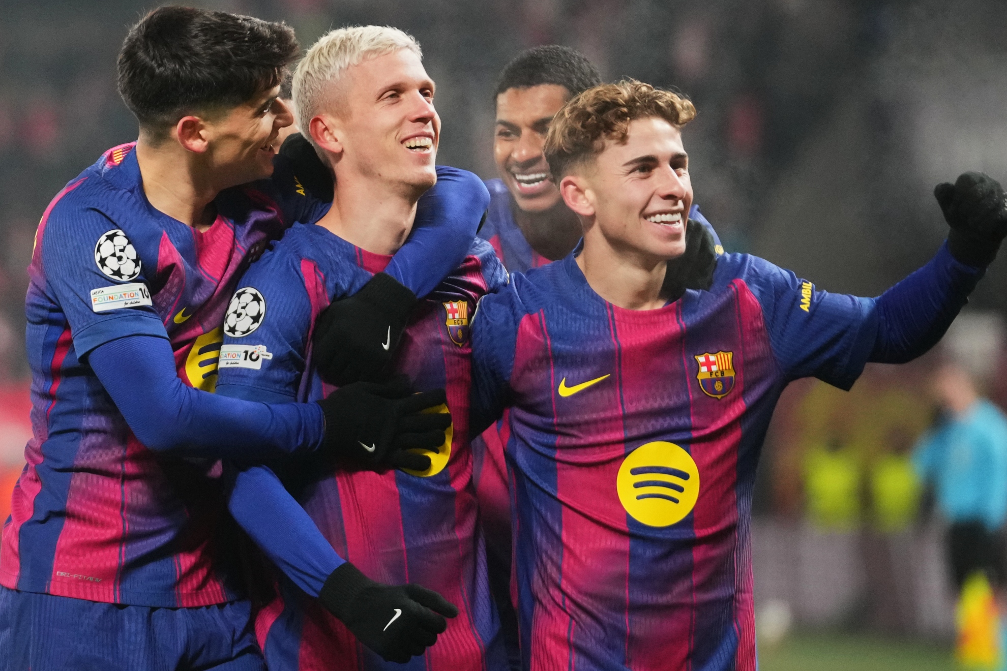 Los jugadores del Barça celebran el gol de Dani Olmo.