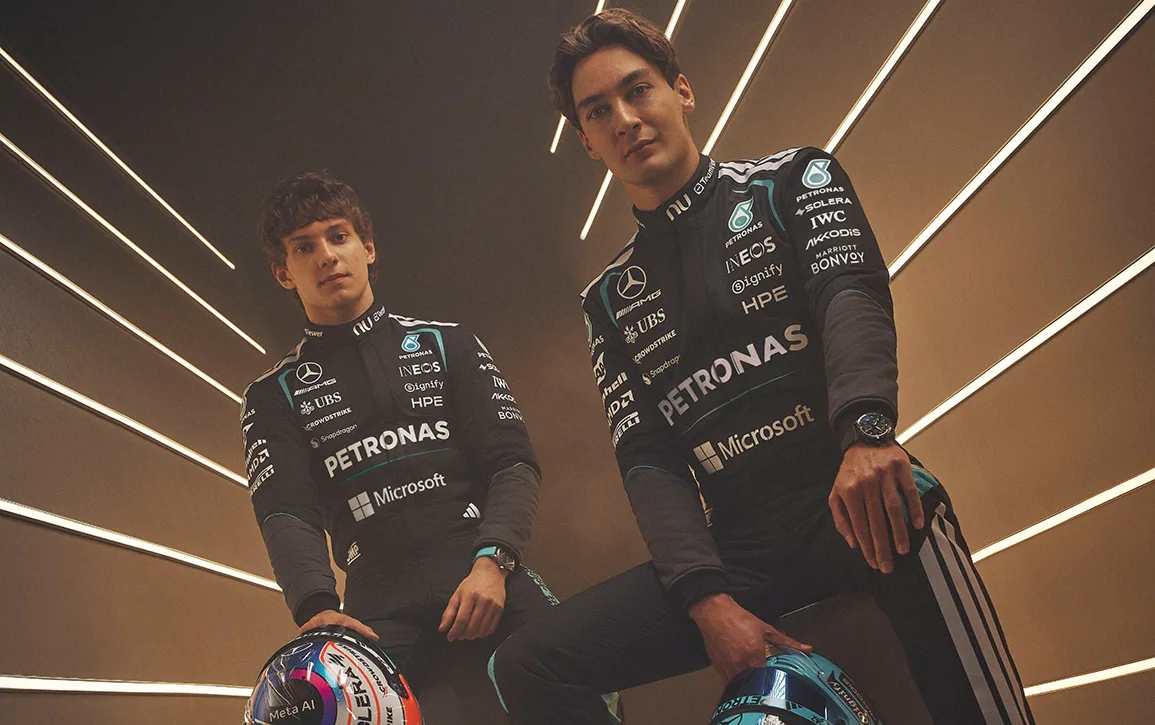 Russell y Antonelli con Microsoft con sus nuevos trajes 2026.