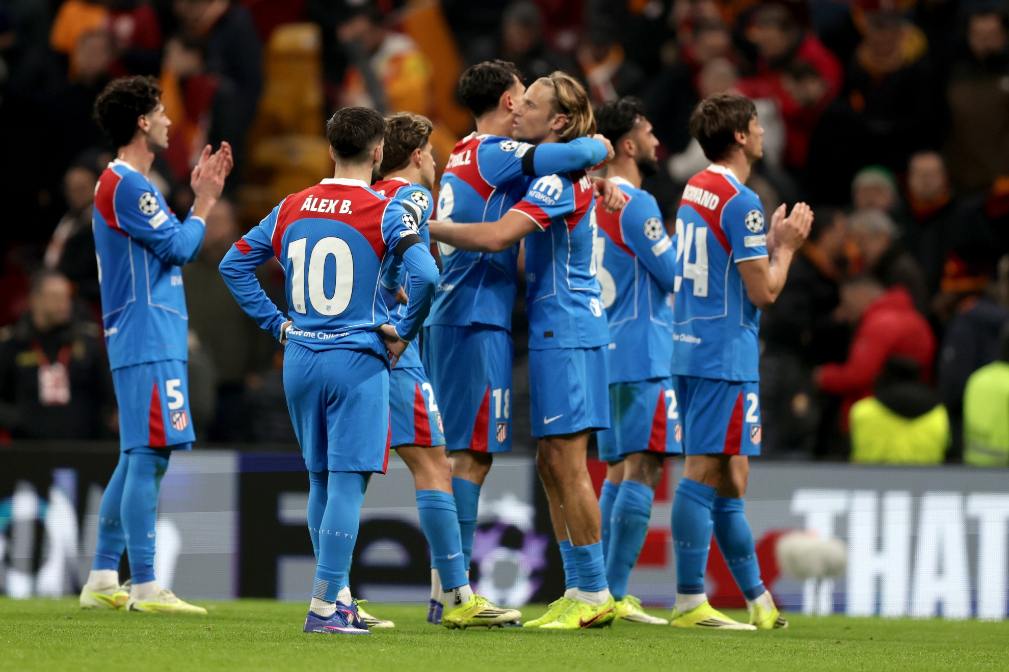 Los jugadores del Atlético se saludan al acabar el duelo ante el Galatasaray.