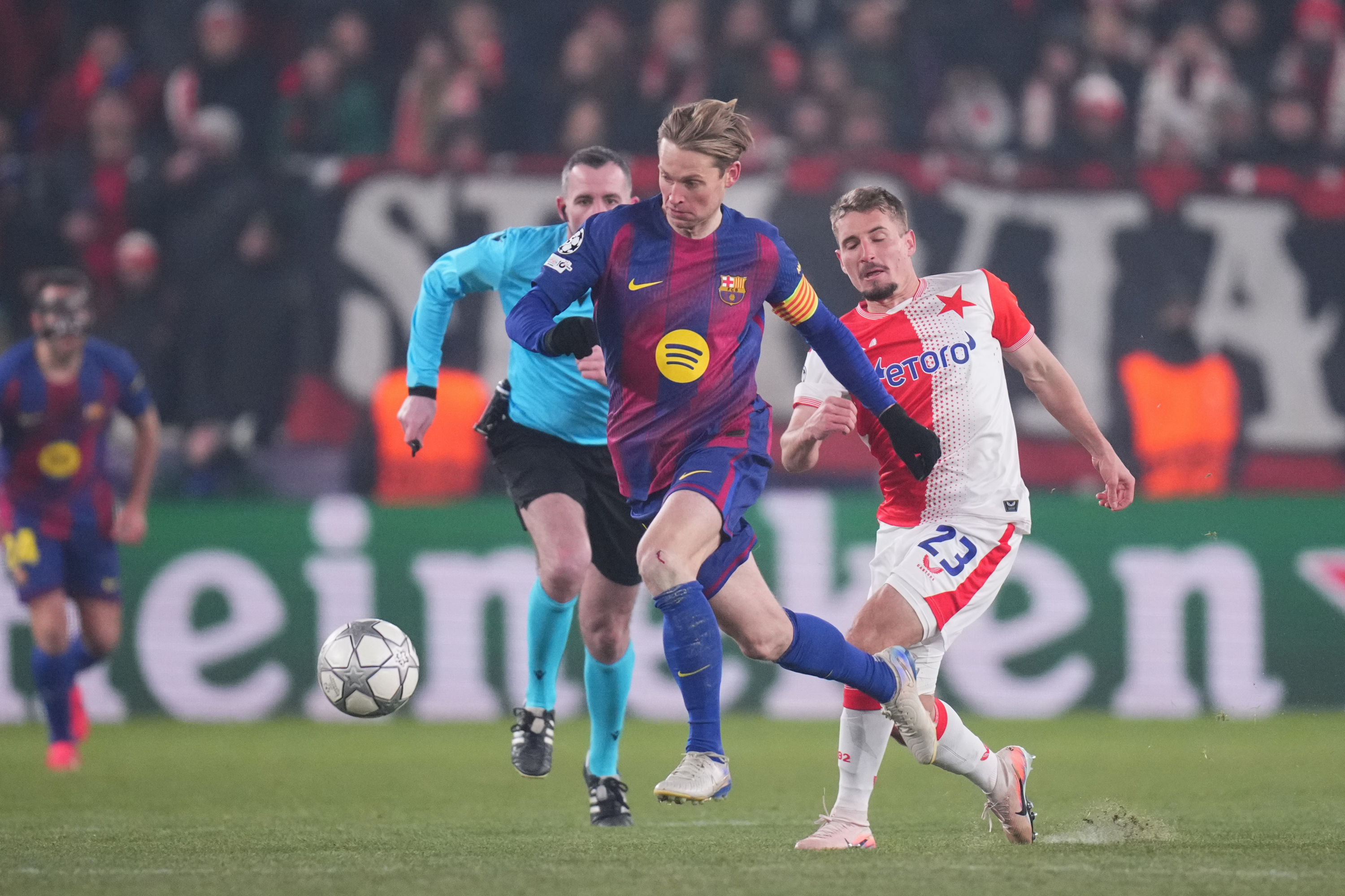 De Jong, en una acción ante el Slavia de Praga.