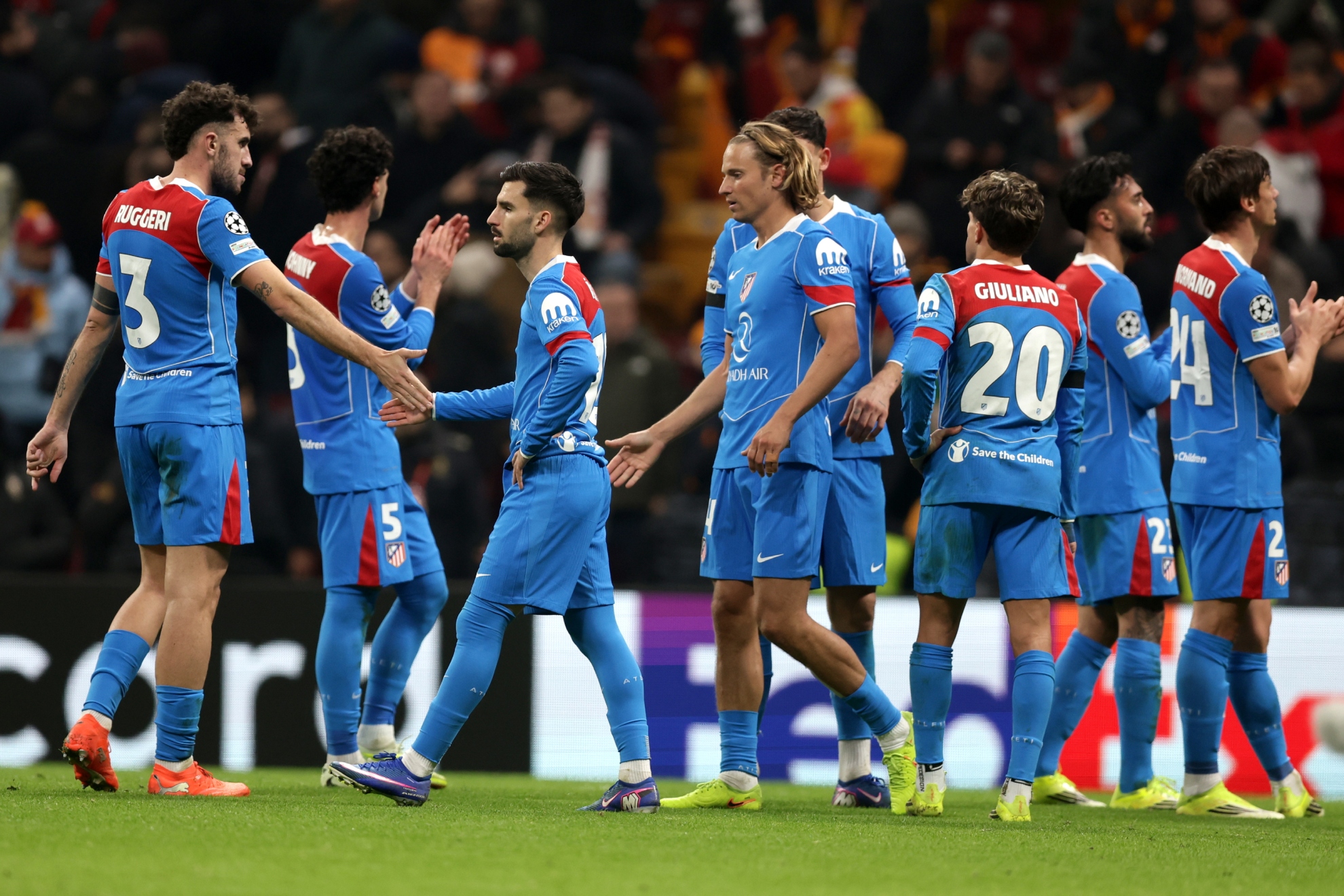 Los jugadores de Atlético, tras el duelo ante el Galatasaray.