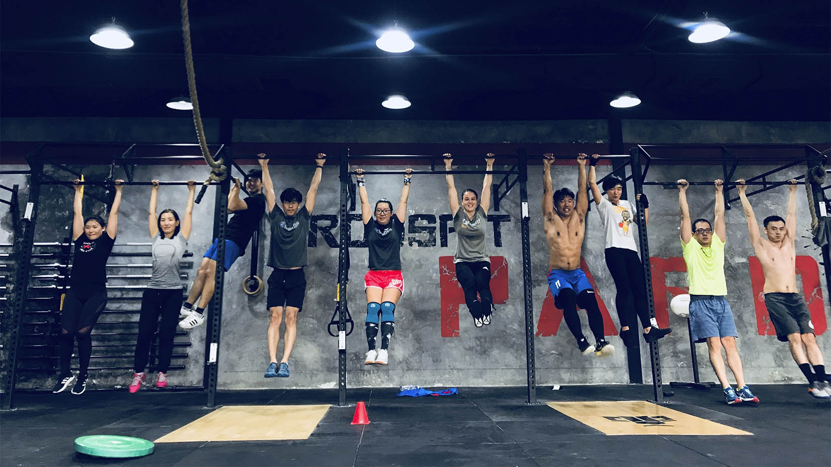 Clase de Crossfit en un gimnasio de Madrid