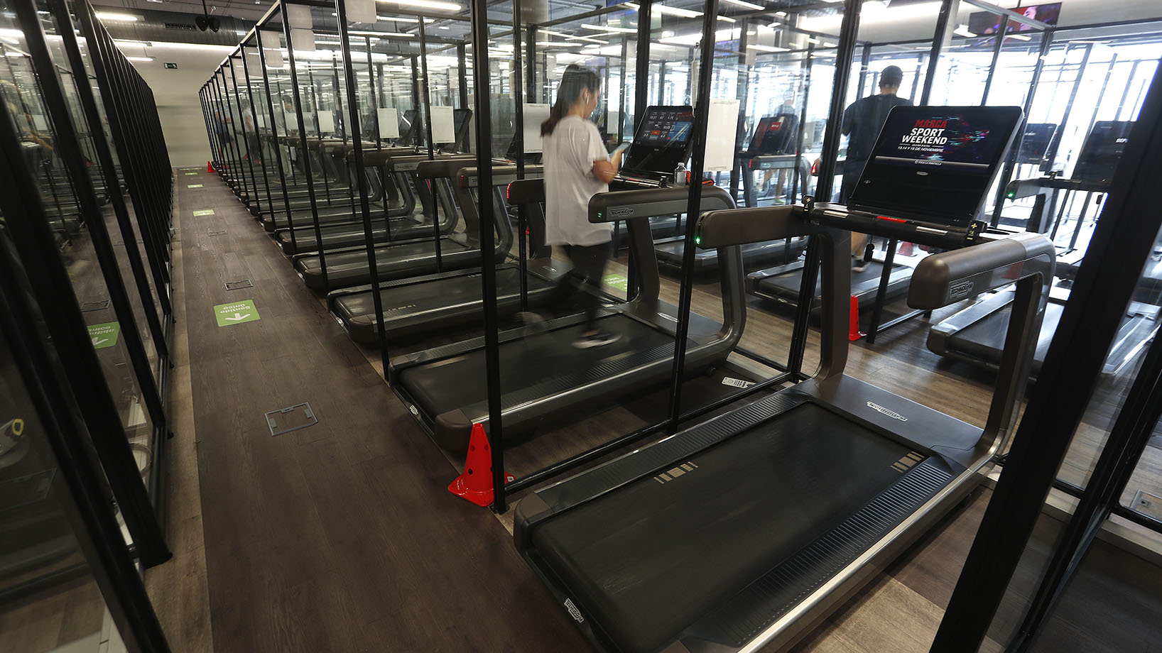 Una aficionada camina en la cinta de un gimnasio