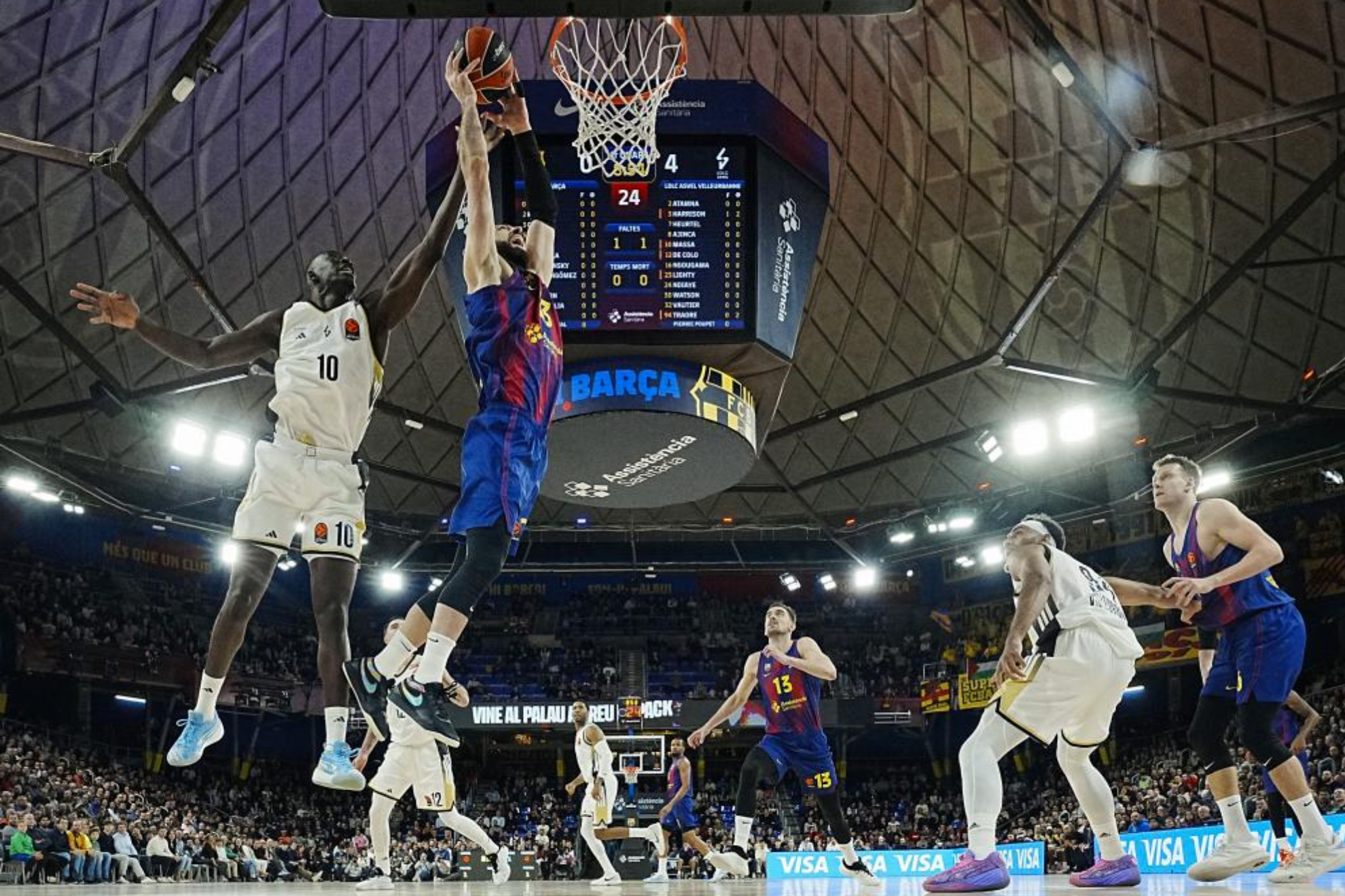 Tornike Shengelia tries to score against ASVEL in the Palau match.