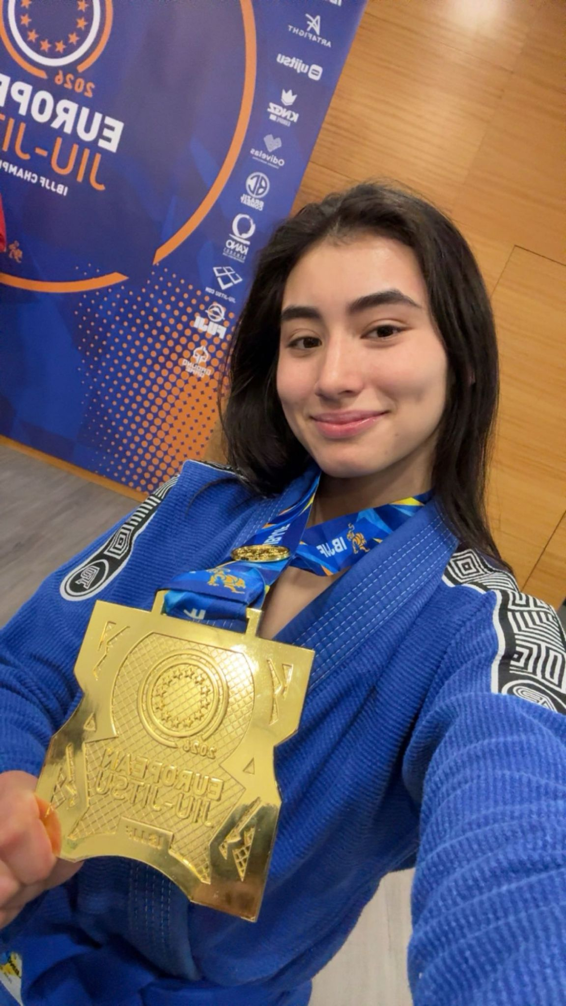 Alejandra Boixader celebra su triunfo en los europeos de IBJJF.