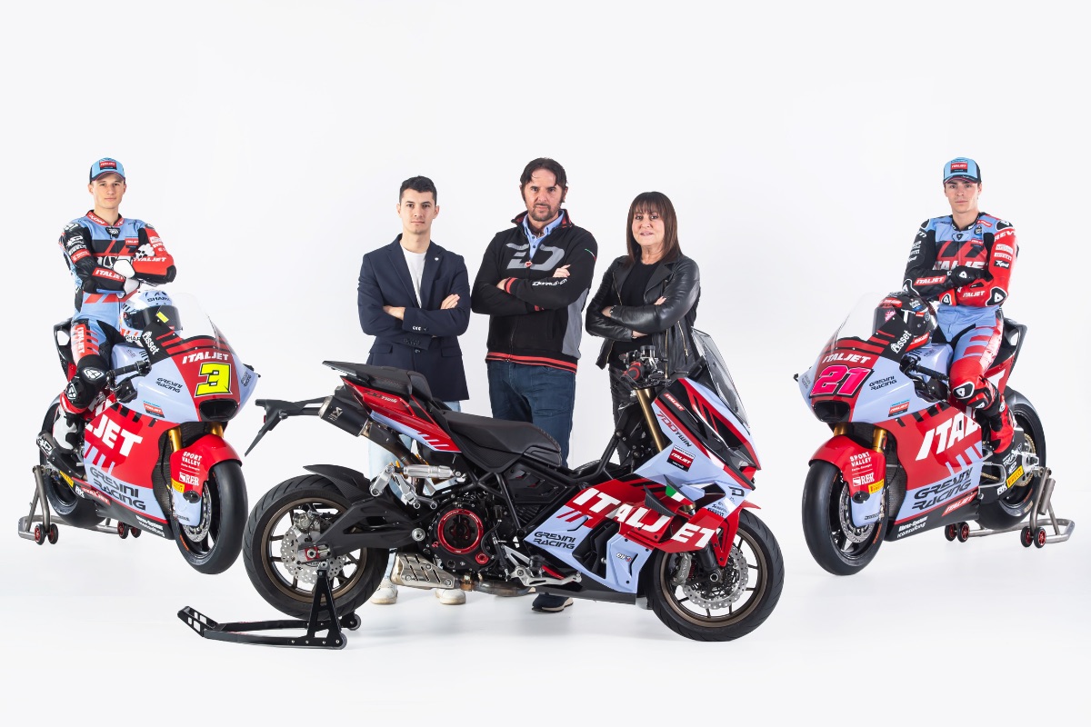 Los pilotos, con el staff del Gresini.