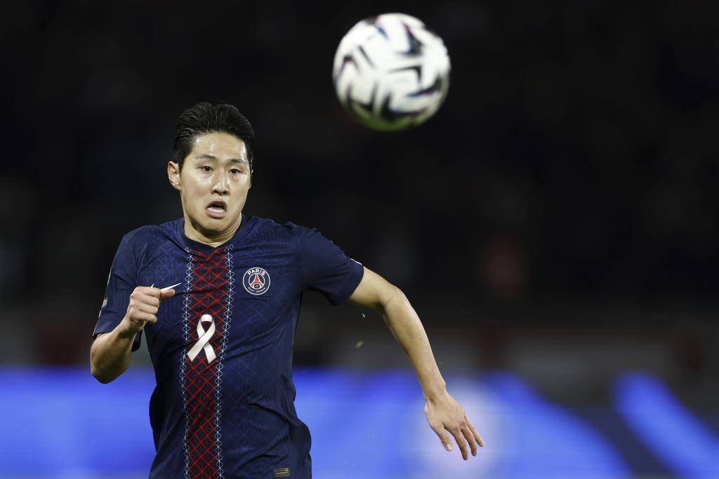 Kang-in Lee en un partido con el PSG
