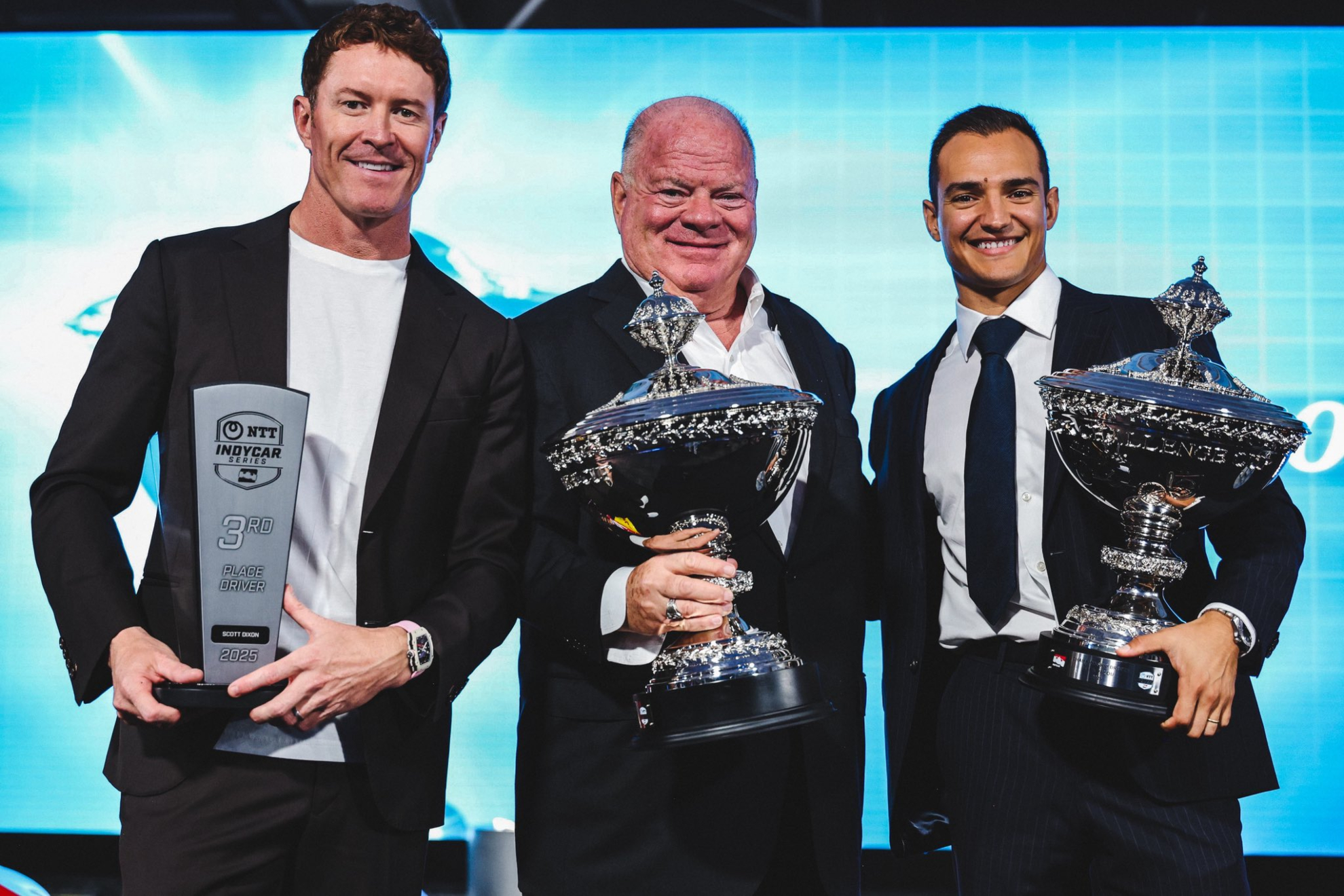 Álex Palou posa con Chip Ganassi y Scott Dixon.