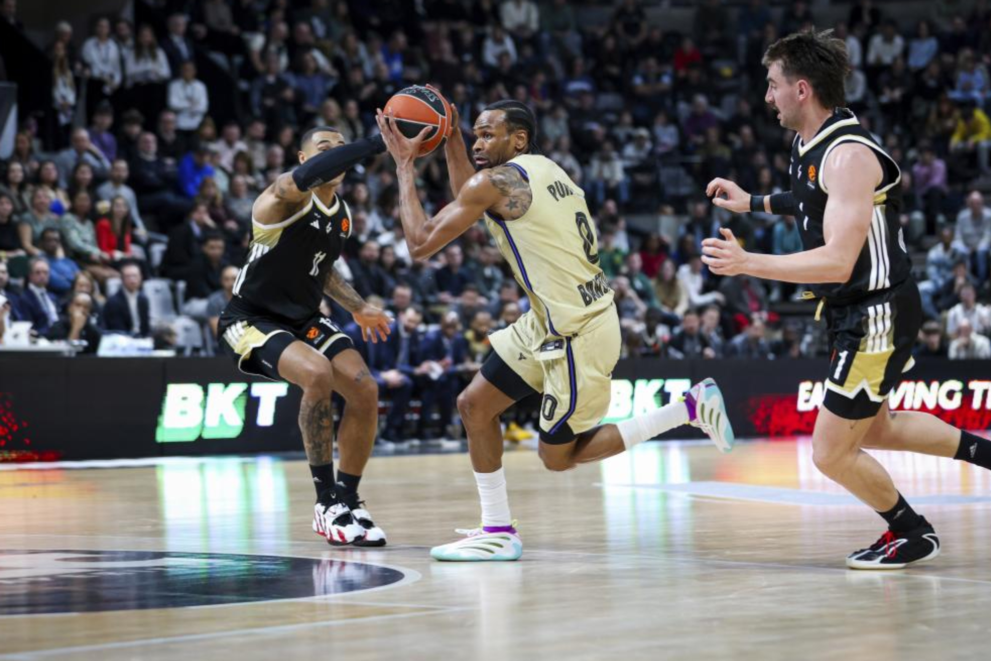 Punter tries to score a basket in the game against ASVEL.