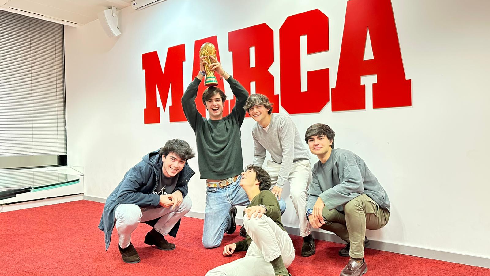 El grupo, con la copa del Mundo