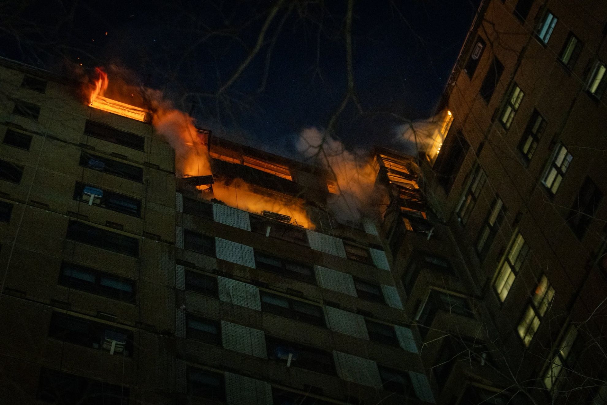 Un muerto y 14 heridos tras el incendio de un edificio de 17 plantas en ...