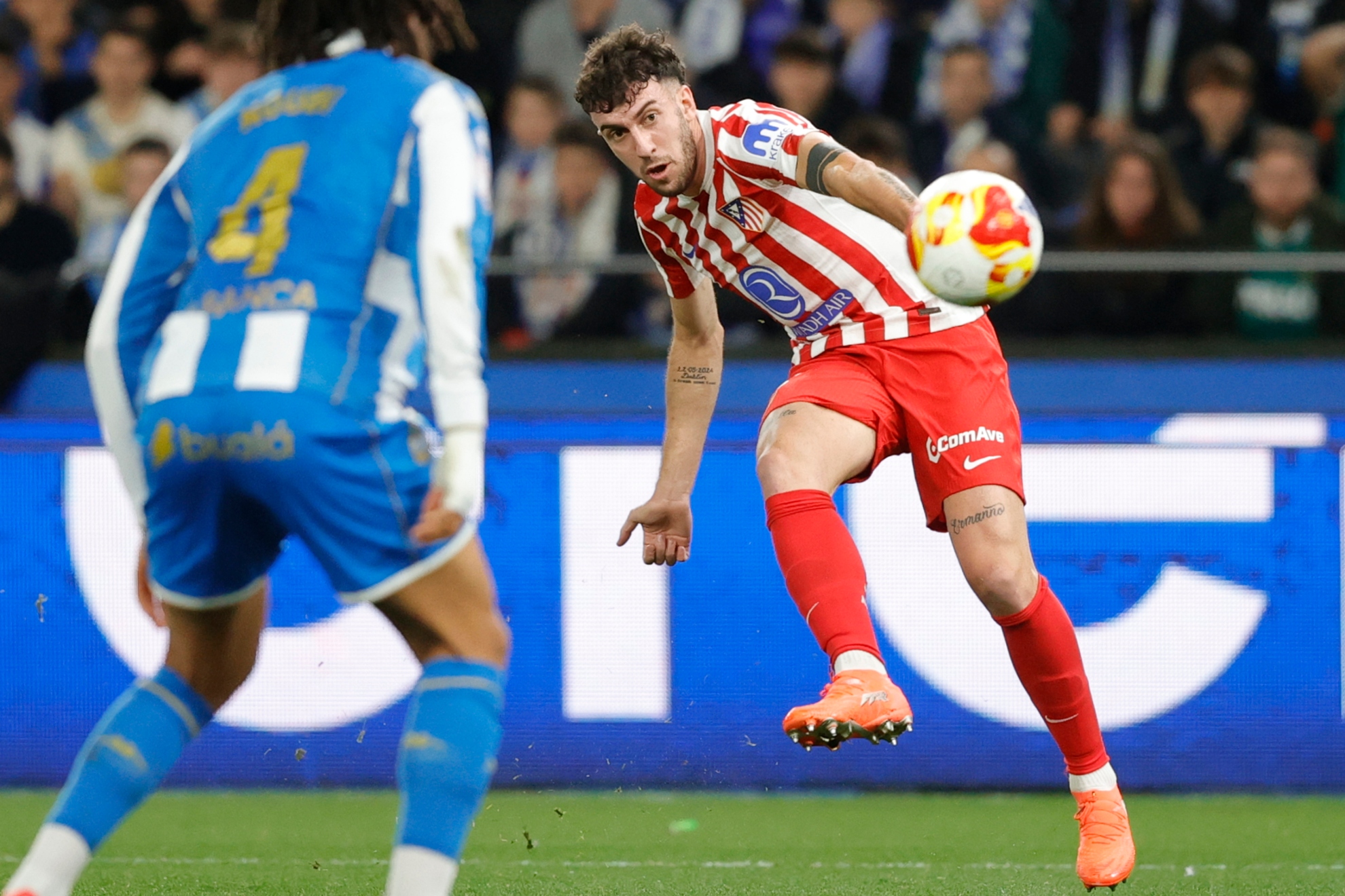 RUGGERI PONE UN CENTRO FRENTE AL DEPORTIVO.