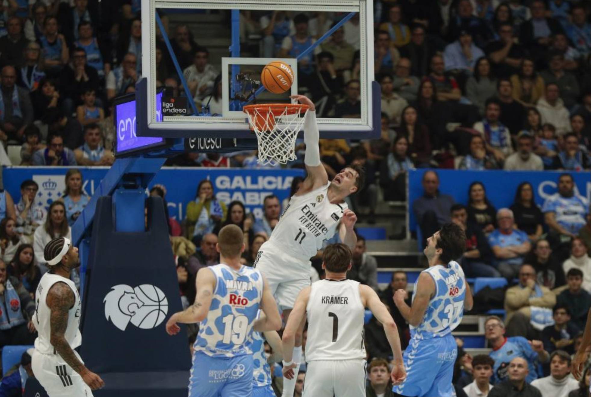 Hezonja, alero del Madrid, intenta machacar en el aro del Río Breogán.