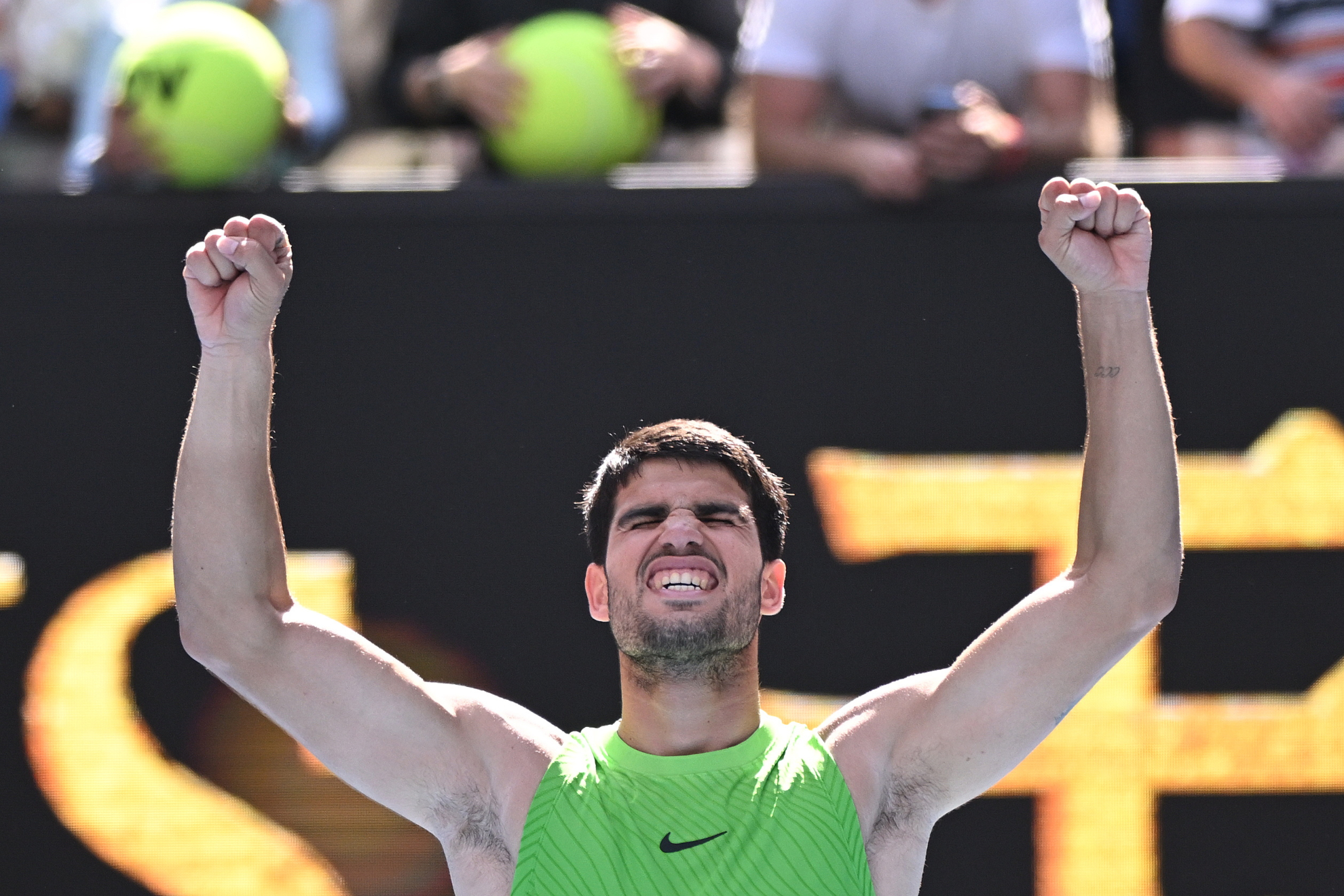 Carlos Alcaraz celebra su triunfo ante Tommy Paul.