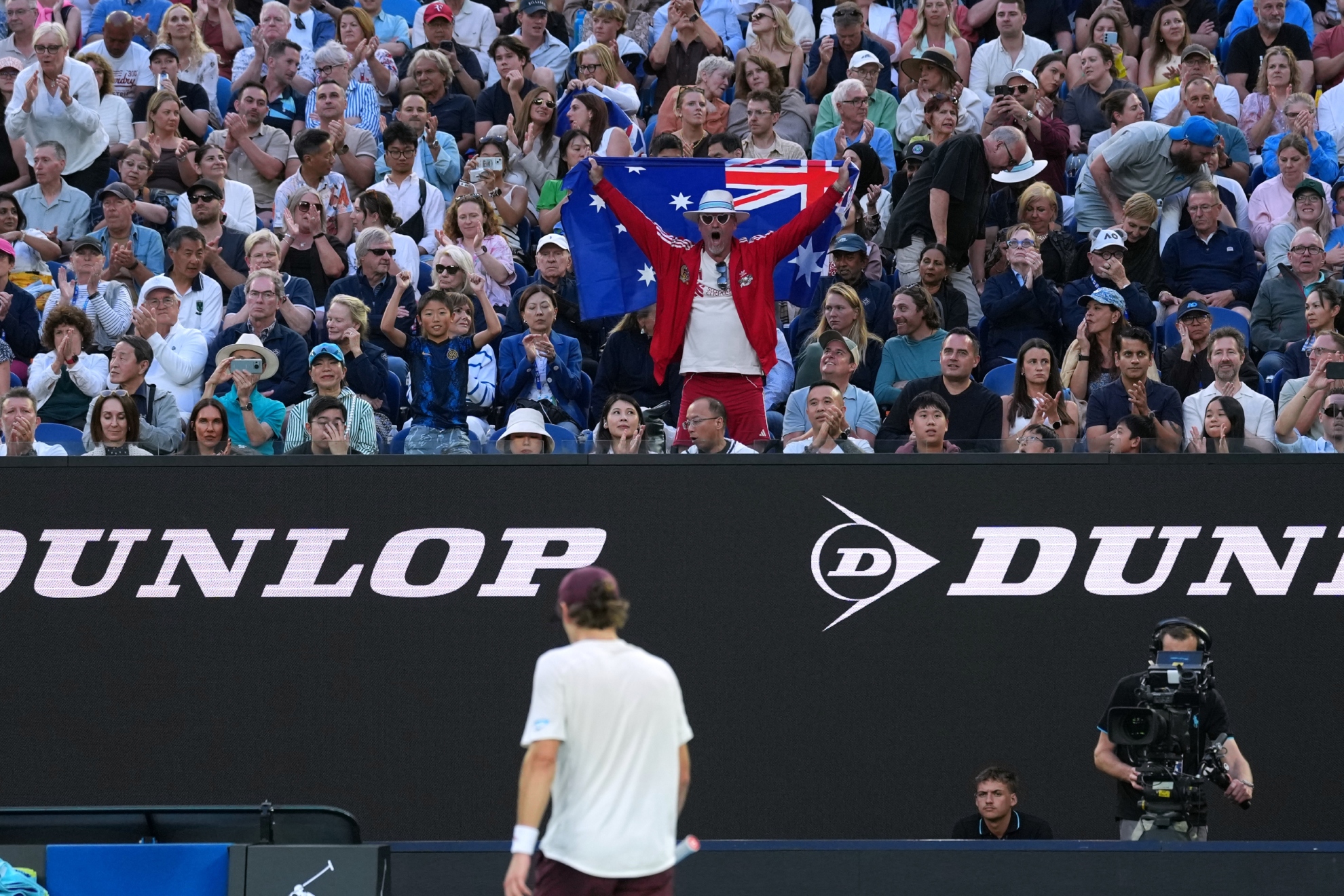 De Miñaur, animado por la grada.