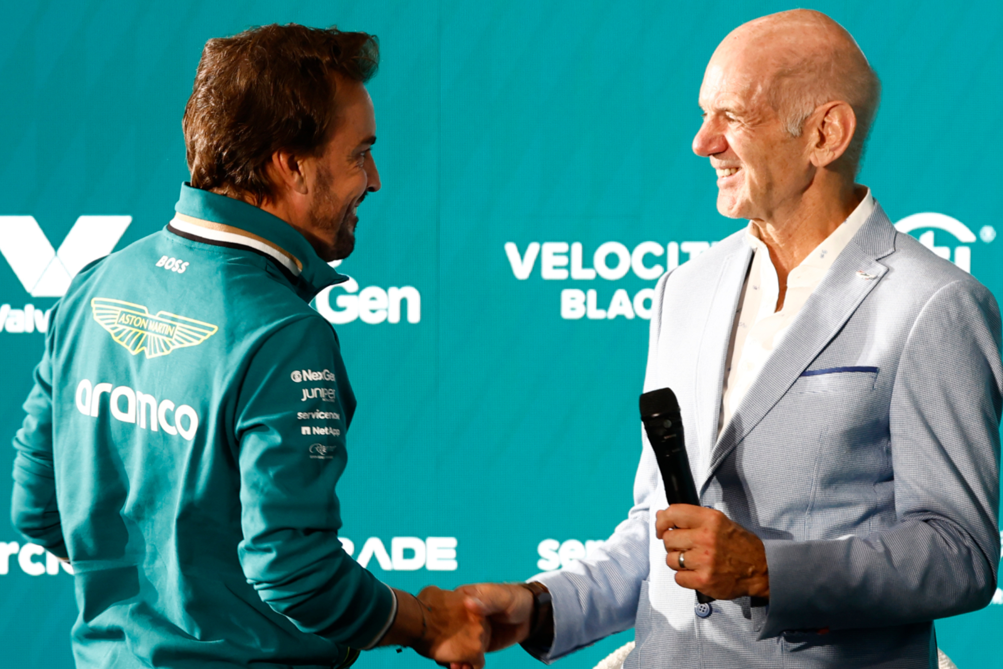 Fernando Alonso le da la mano a Adrián Newey.