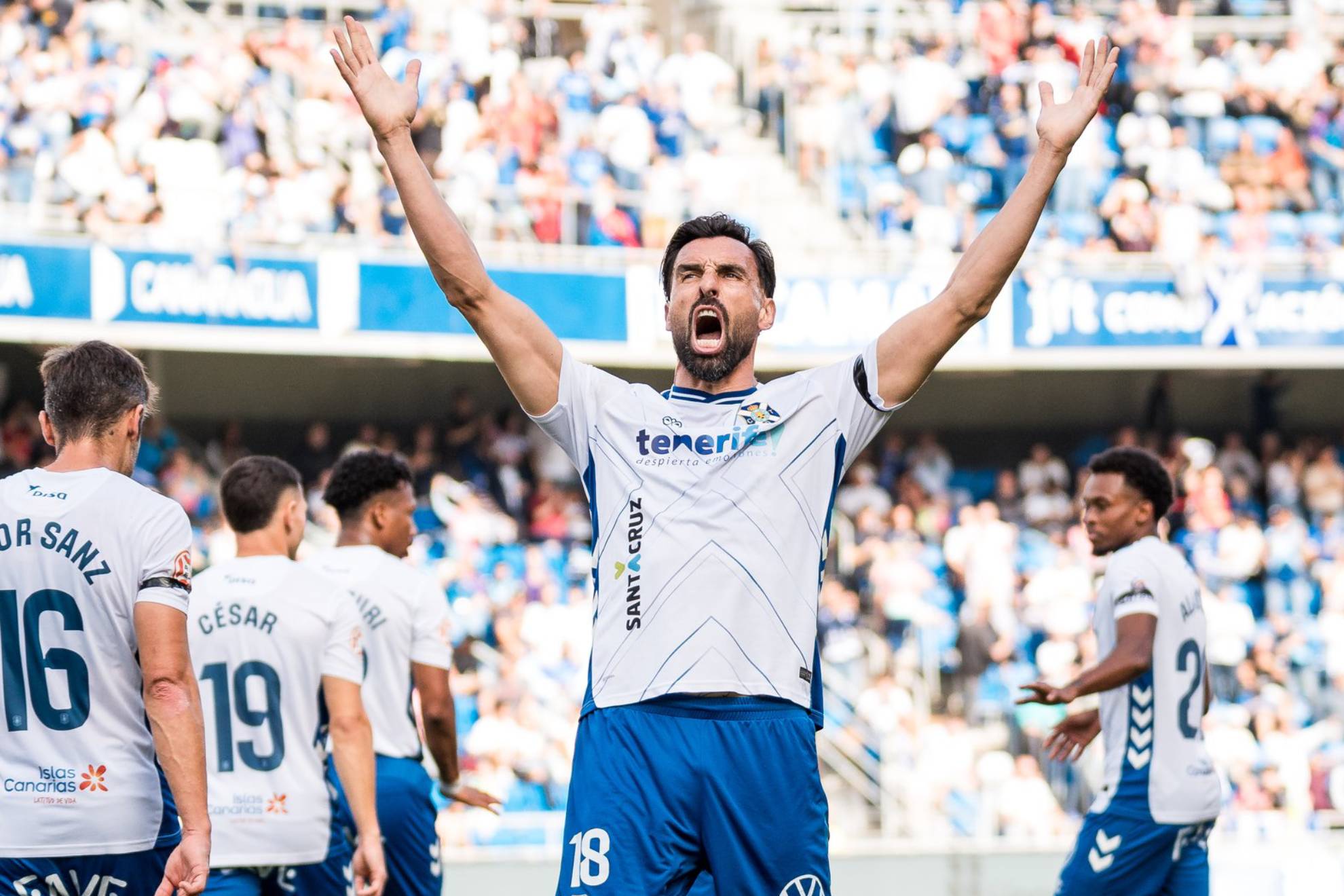 Enric Gallego celebra su gol, el 3-0 del Tenerife ante el Castilla.