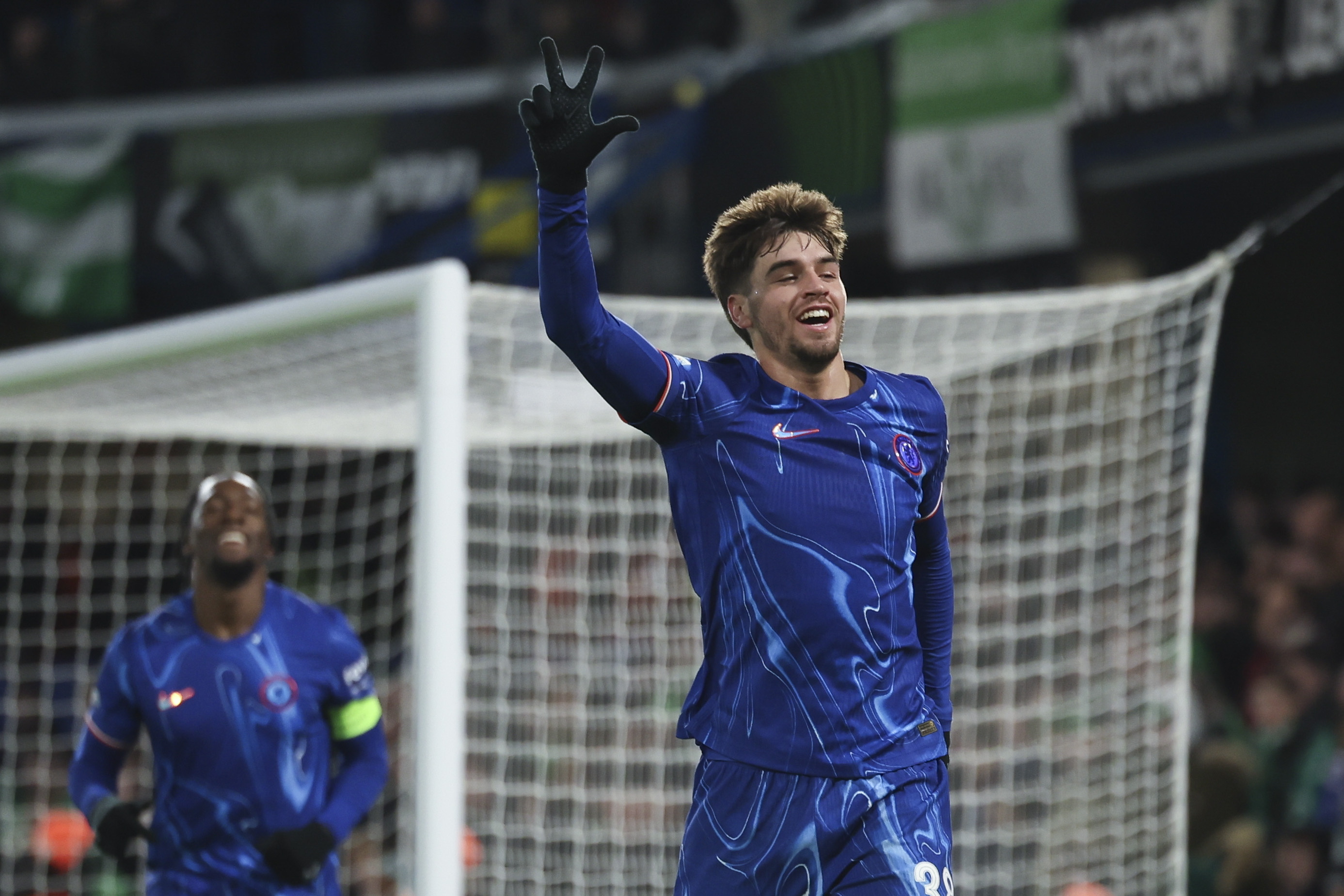 Marc Guiu celebra un gol con el Chelsea.