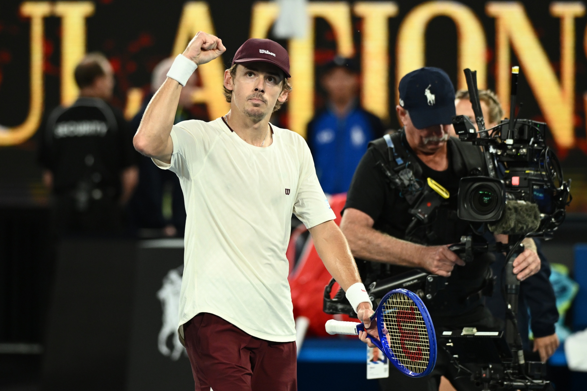 De Miñaur celebra el triunfo con Bublik.