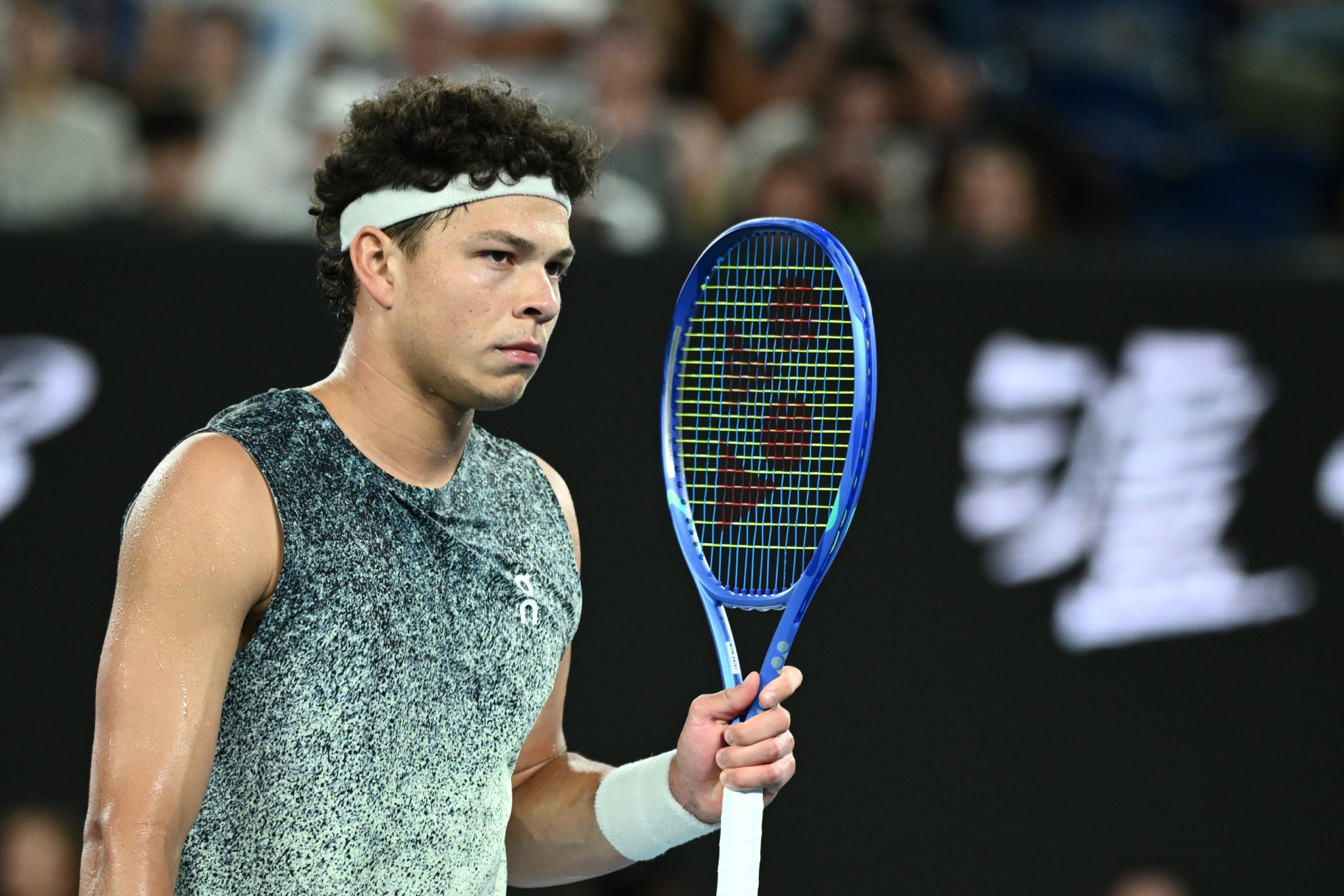 Shelton celebra un punto-